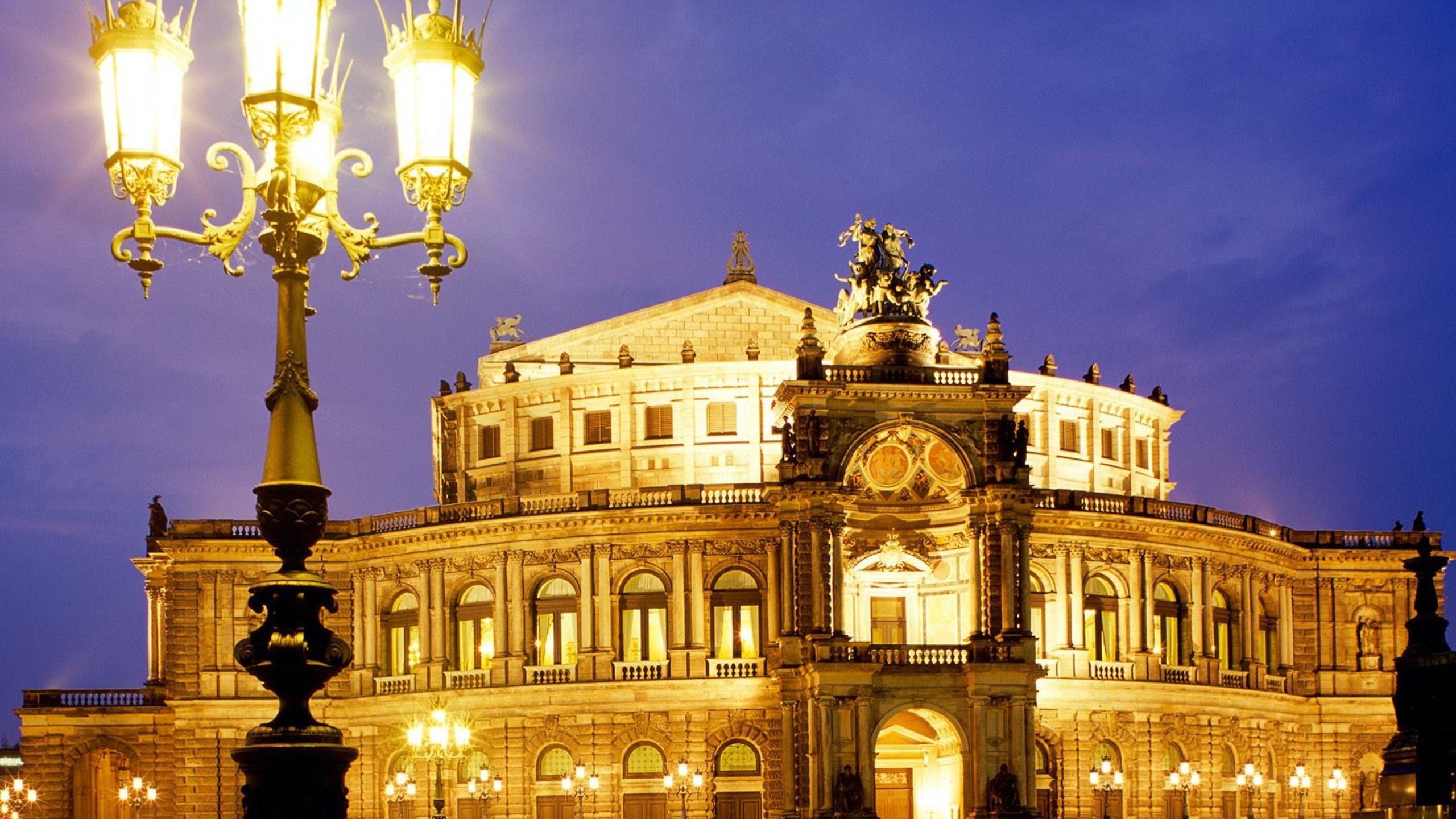 Обои ориентир, дворец, освещение, классическая архитектура, небо в разрешении 2560x1440