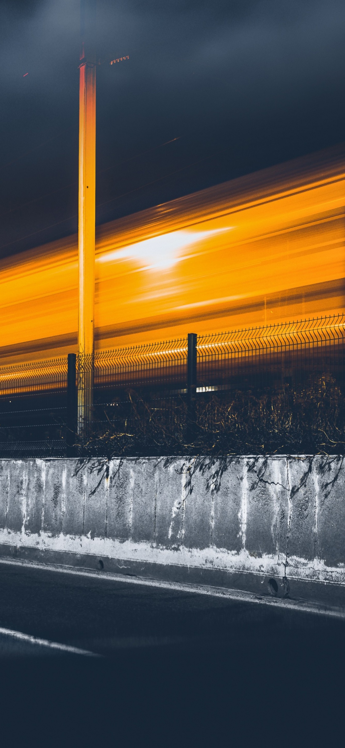 Обои экспозиция, облако, автомобильное освещение, дорожное покрытие, асфальт в разрешении 1125x2436