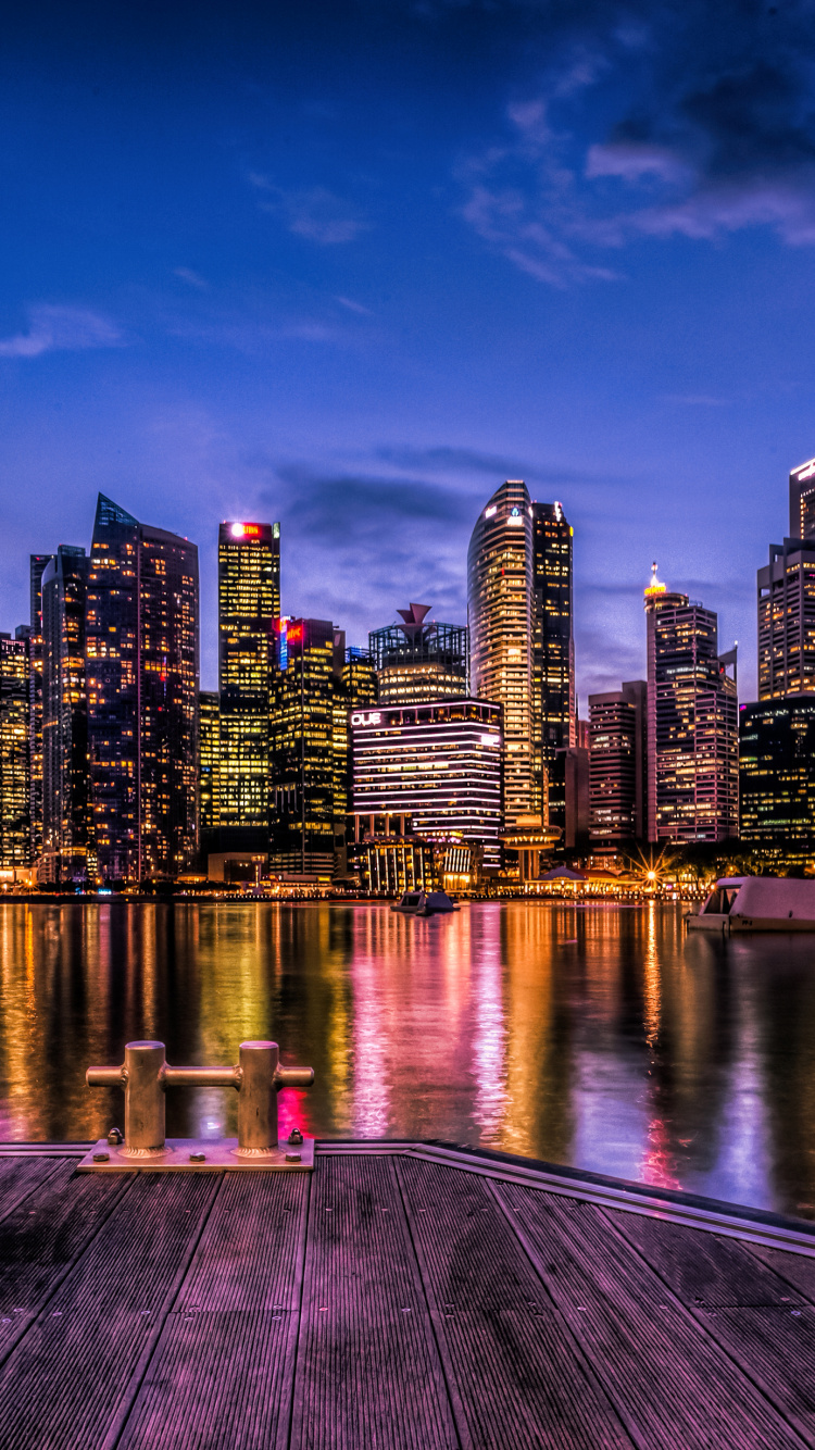 Обои небоскреб, отражение, небо, столица, городской пейзаж в разрешении 750x1334