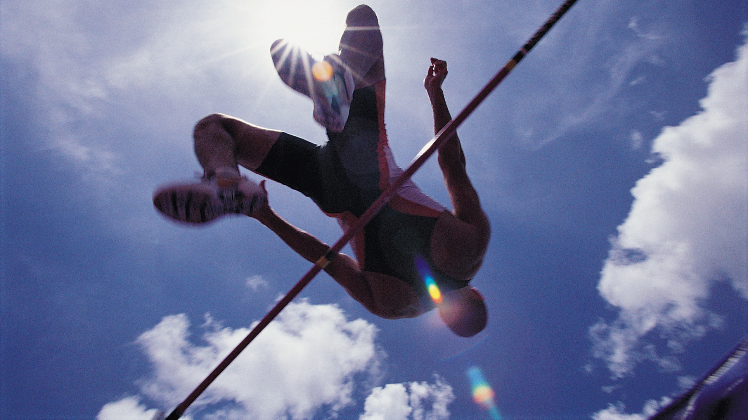 Обои скачок, облако, забава, экстремальный вид спорта, занятие спортом в разрешении 2560x1440