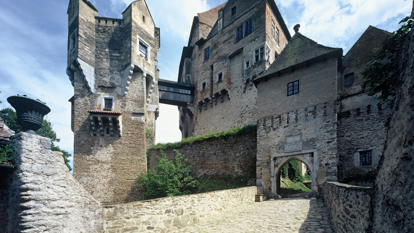 Обои Замок Perntejn, замок, фортификация, средневековая архитектура, здание в разрешении 1366x768