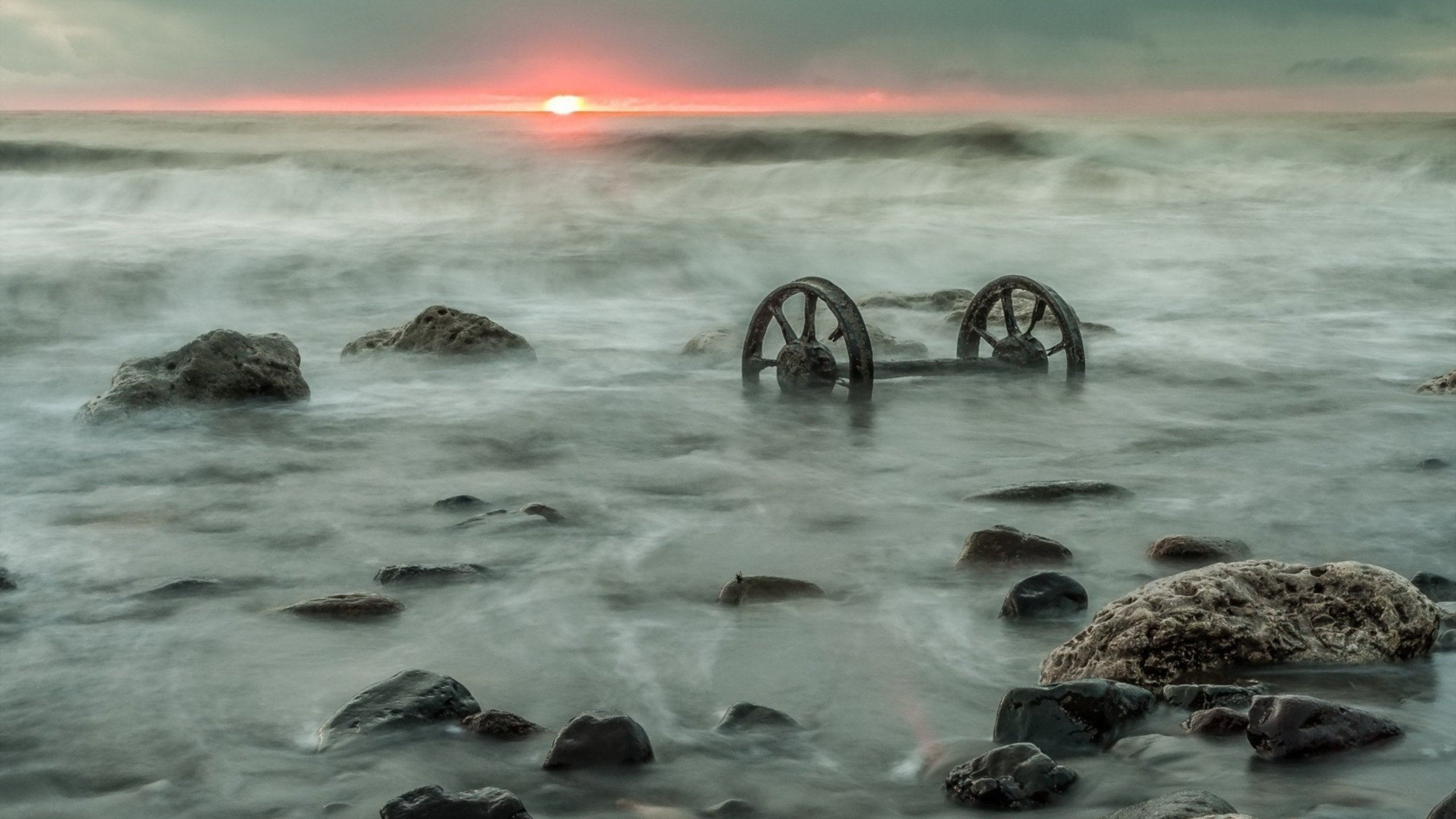 Обои ветровая волна, берег, море, закат, океан в разрешении 2560x1440