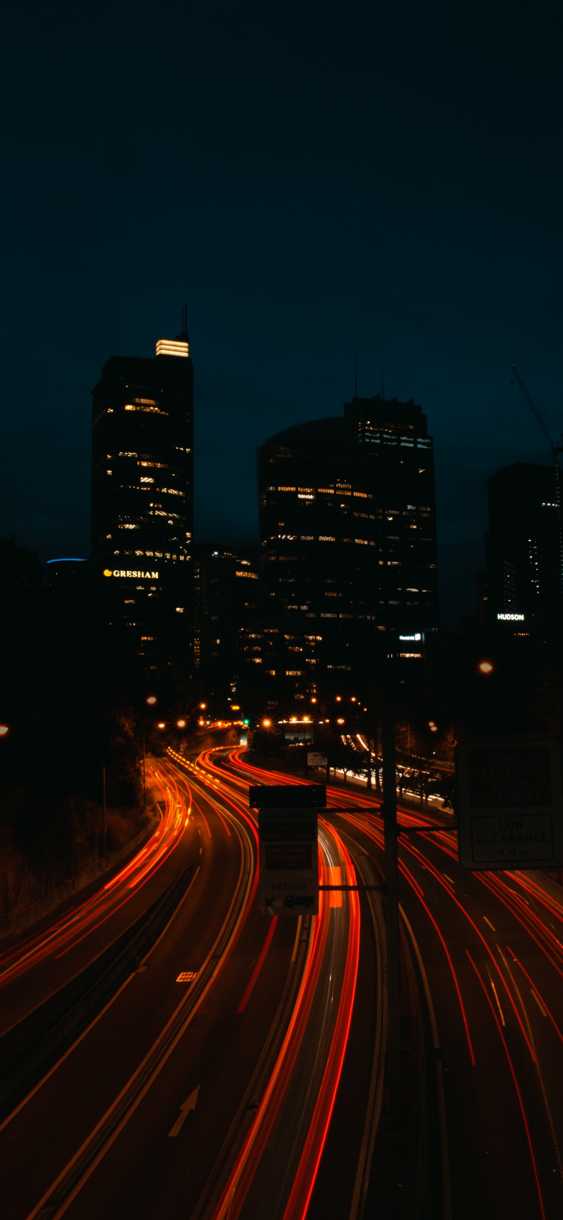 Обои ночь, дорога, город, городской пейзаж, городской район в разрешении 1125x2436