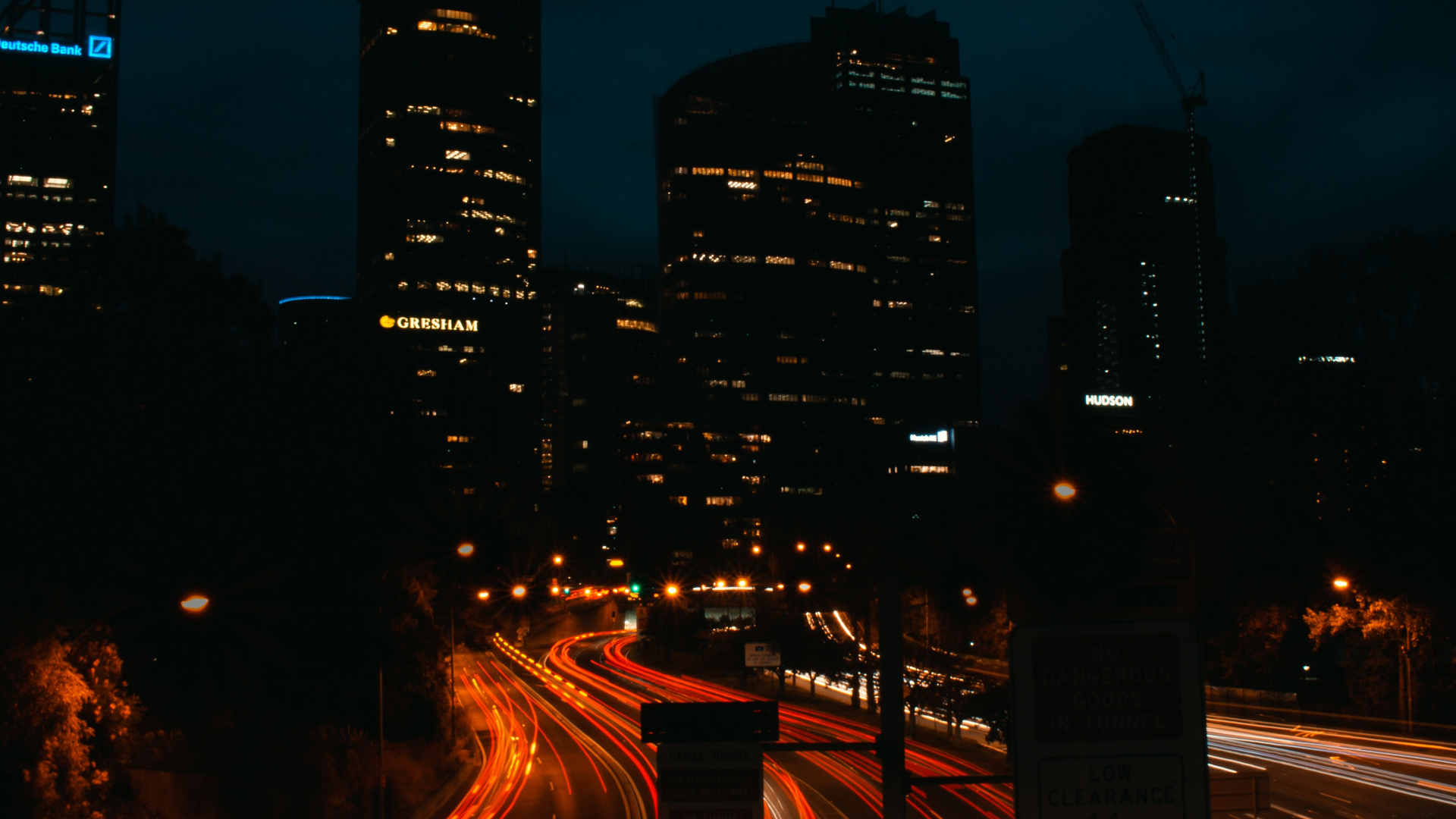 Обои ночь, дорога, город, городской пейзаж, городской район в разрешении 1920x1080