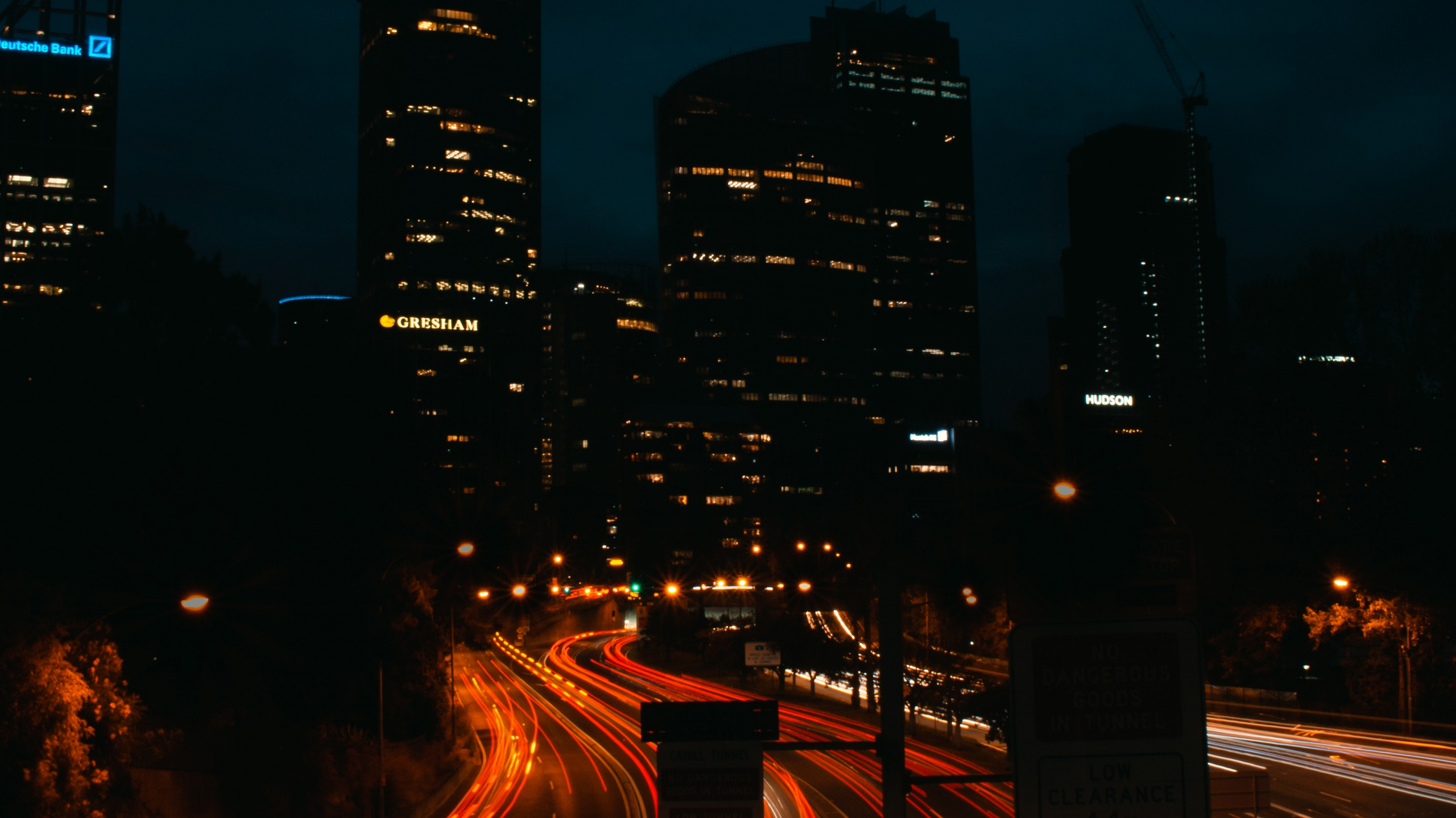 Обои ночь, дорога, город, городской пейзаж, городской район в разрешении 2560x1440