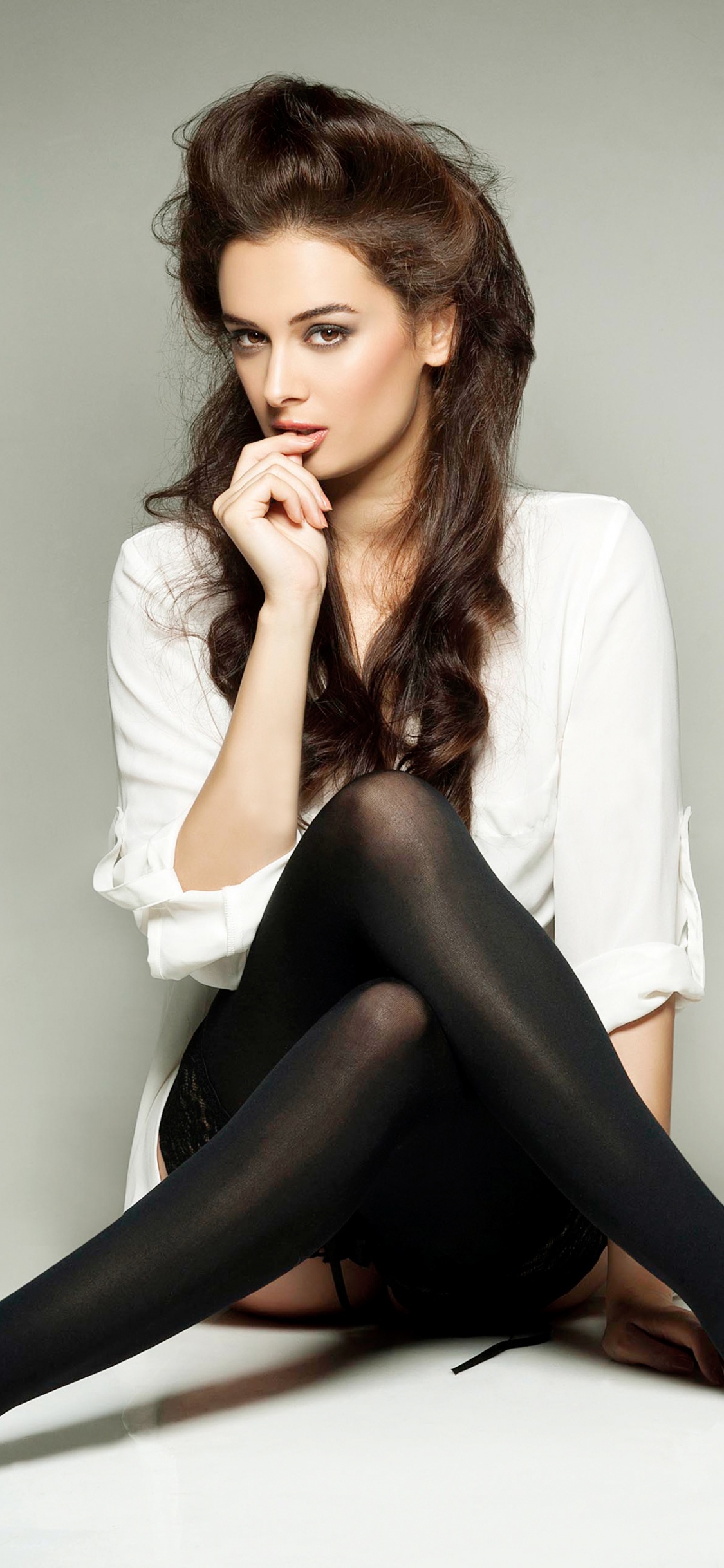 Обои Болливуд, актер, модель, нога, сидящий в разрешении 1125x2436