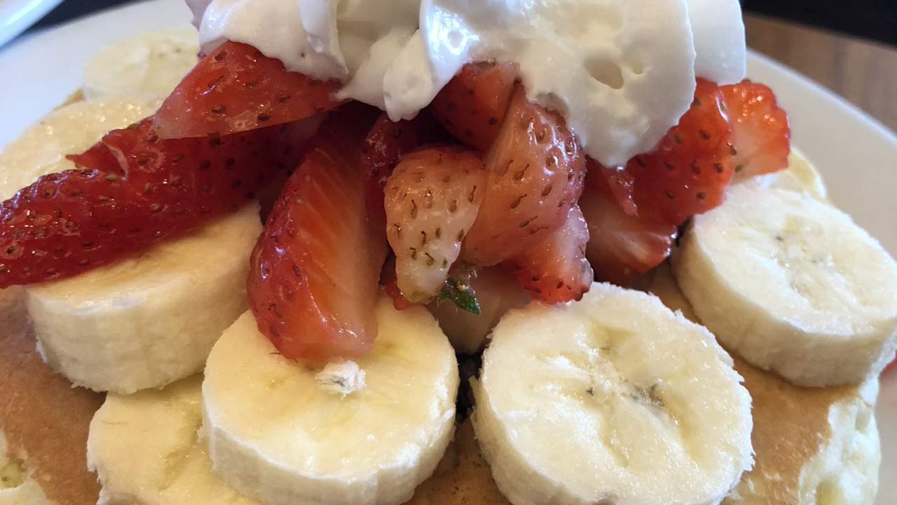 Обои блин, бельгийские вафли, полноценный завтрак, завтрак, клубника в разрешении 1280x720