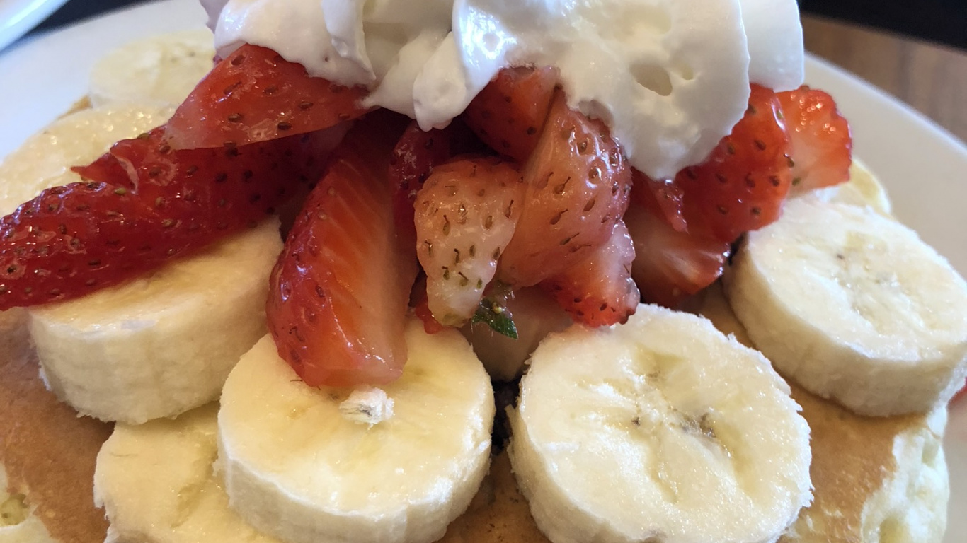 Обои блин, бельгийские вафли, полноценный завтрак, завтрак, клубника в разрешении 1366x768