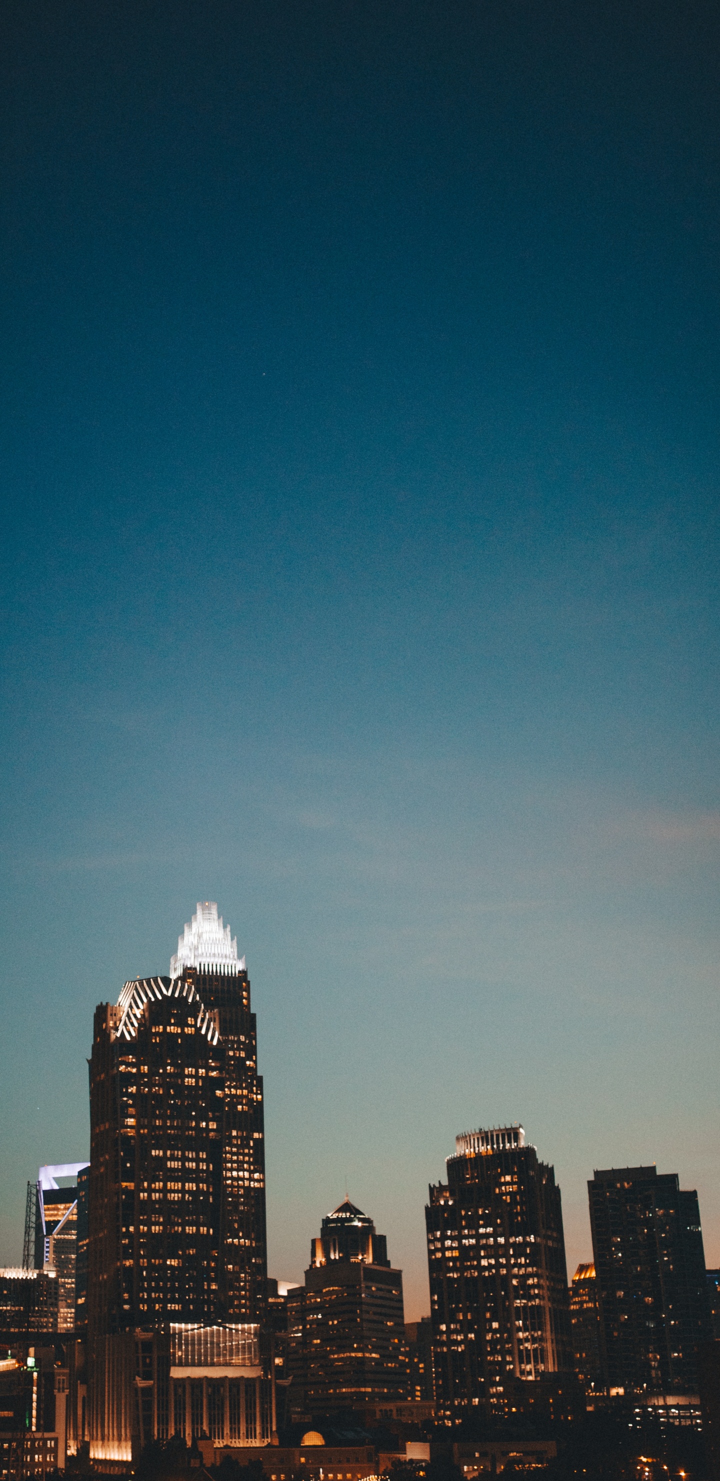 Обои небо, городской район, синий цвет, вышка, ориентир в разрешении 1440x2960