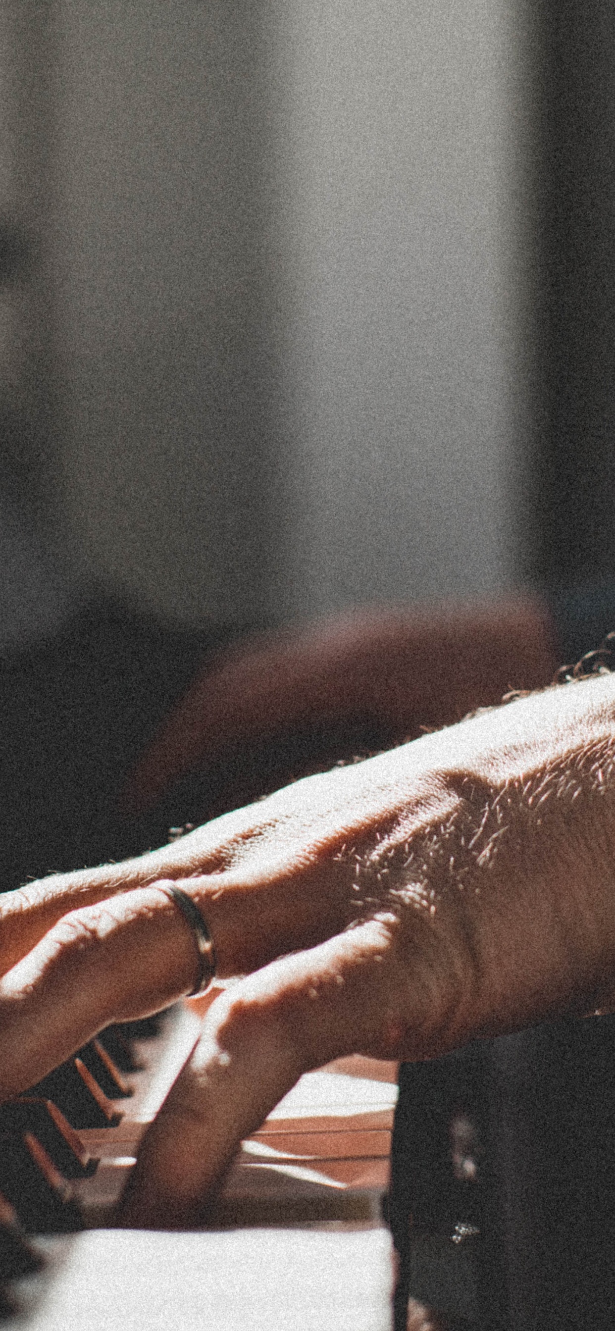 Обои рука, палец, наручные, человек, музыка в разрешении 1242x2688