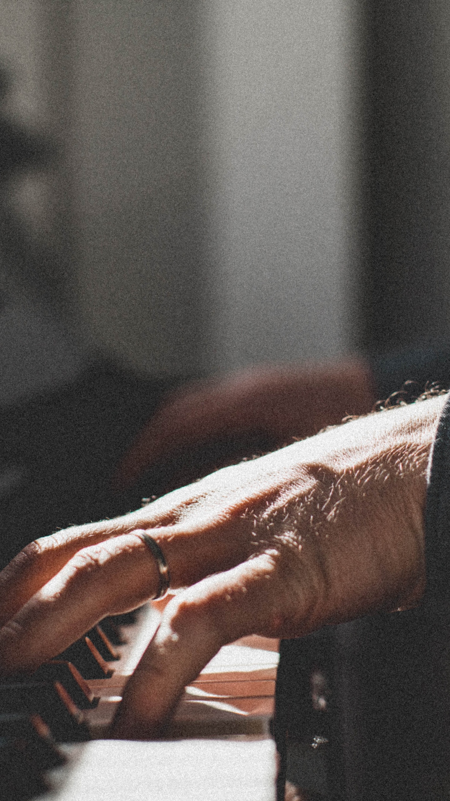 Обои рука, палец, наручные, человек, музыка в разрешении 1440x2560