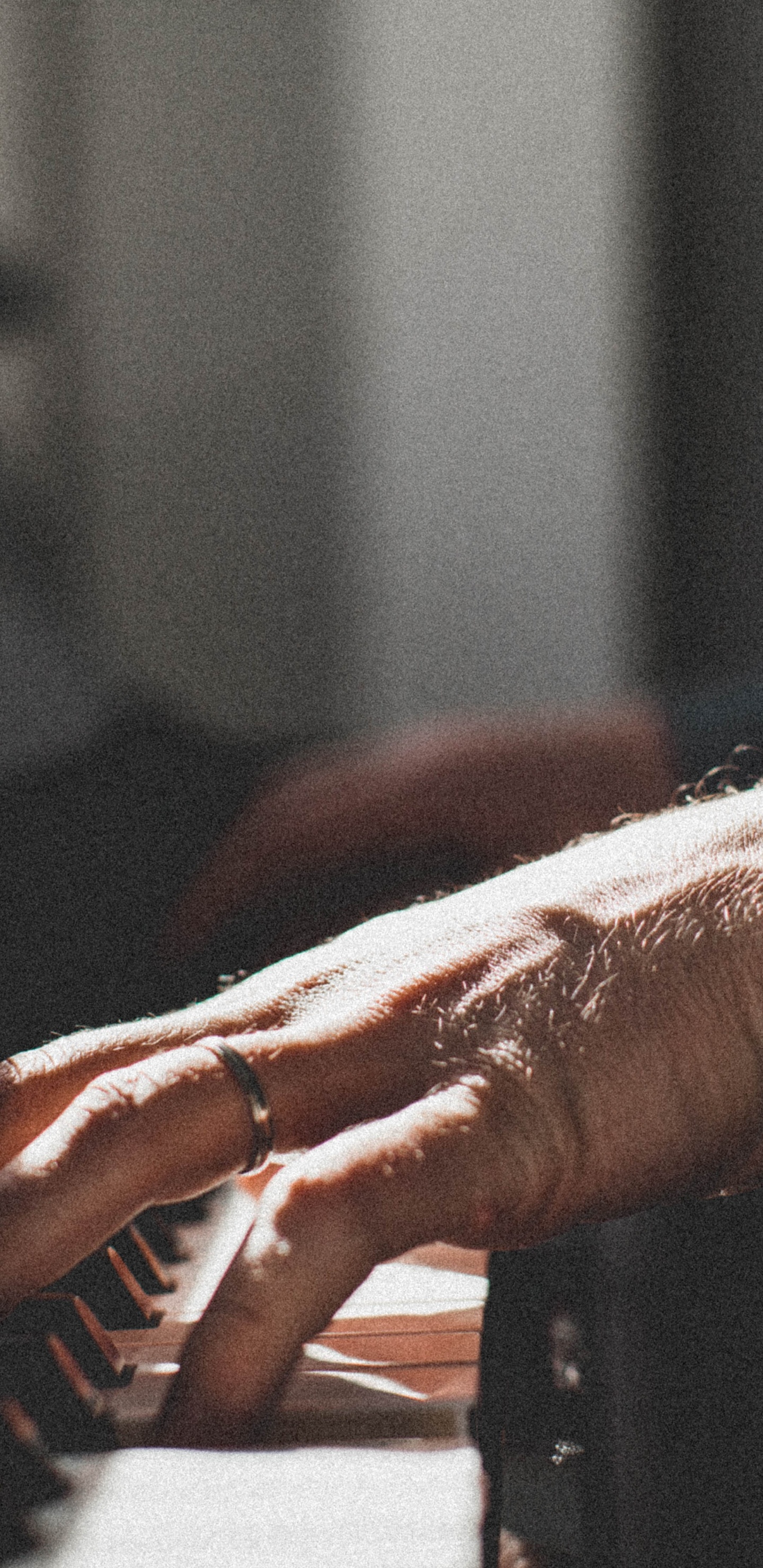 Обои рука, палец, наручные, человек, музыка в разрешении 1440x2960