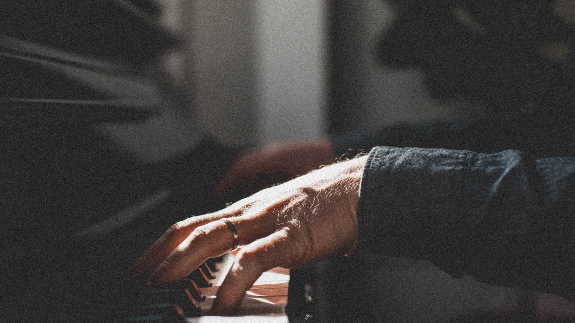 Обои рука, палец, наручные, человек, музыка в разрешении 1920x1080