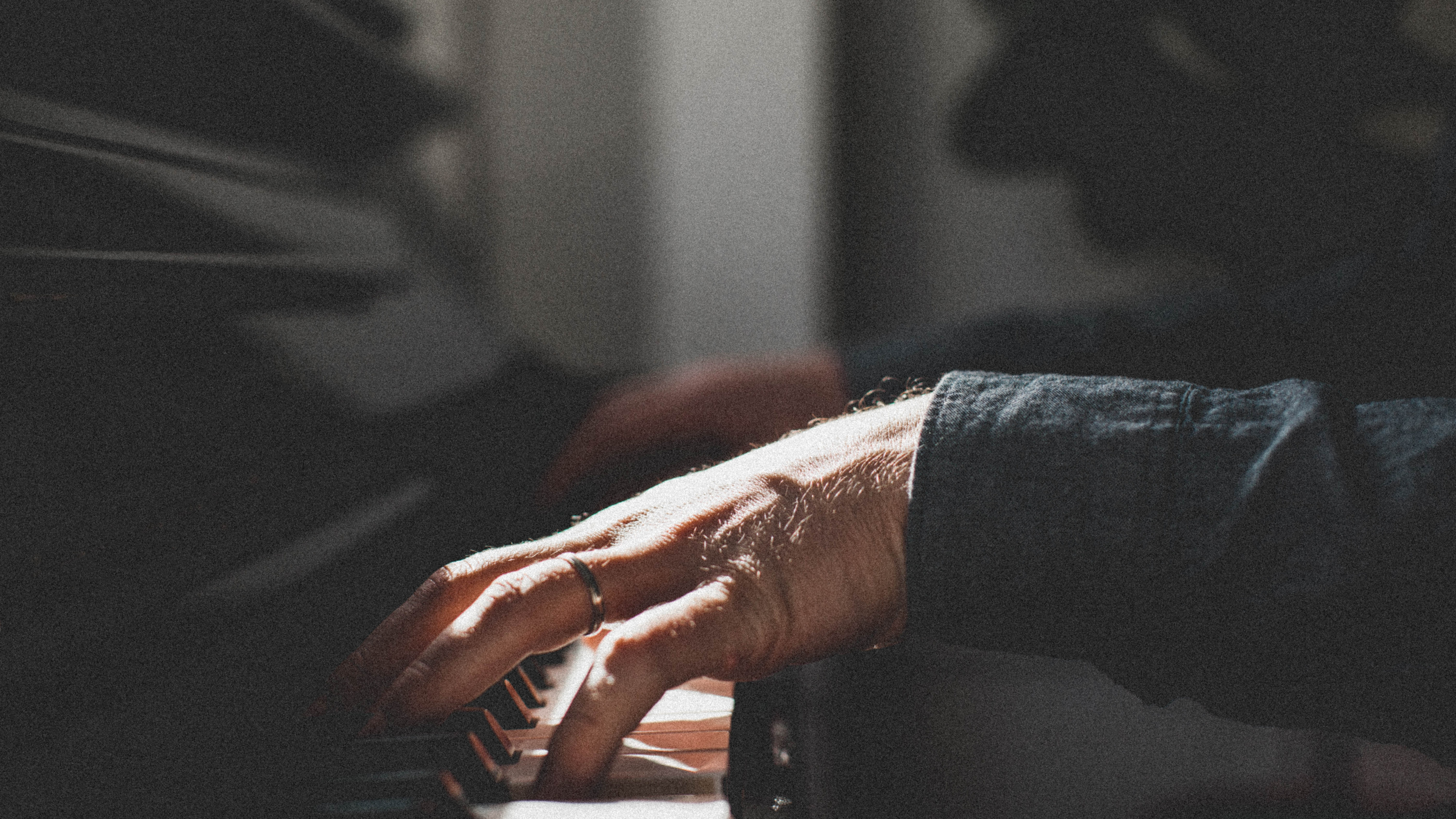 Обои рука, палец, наручные, человек, музыка в разрешении 3840x2160