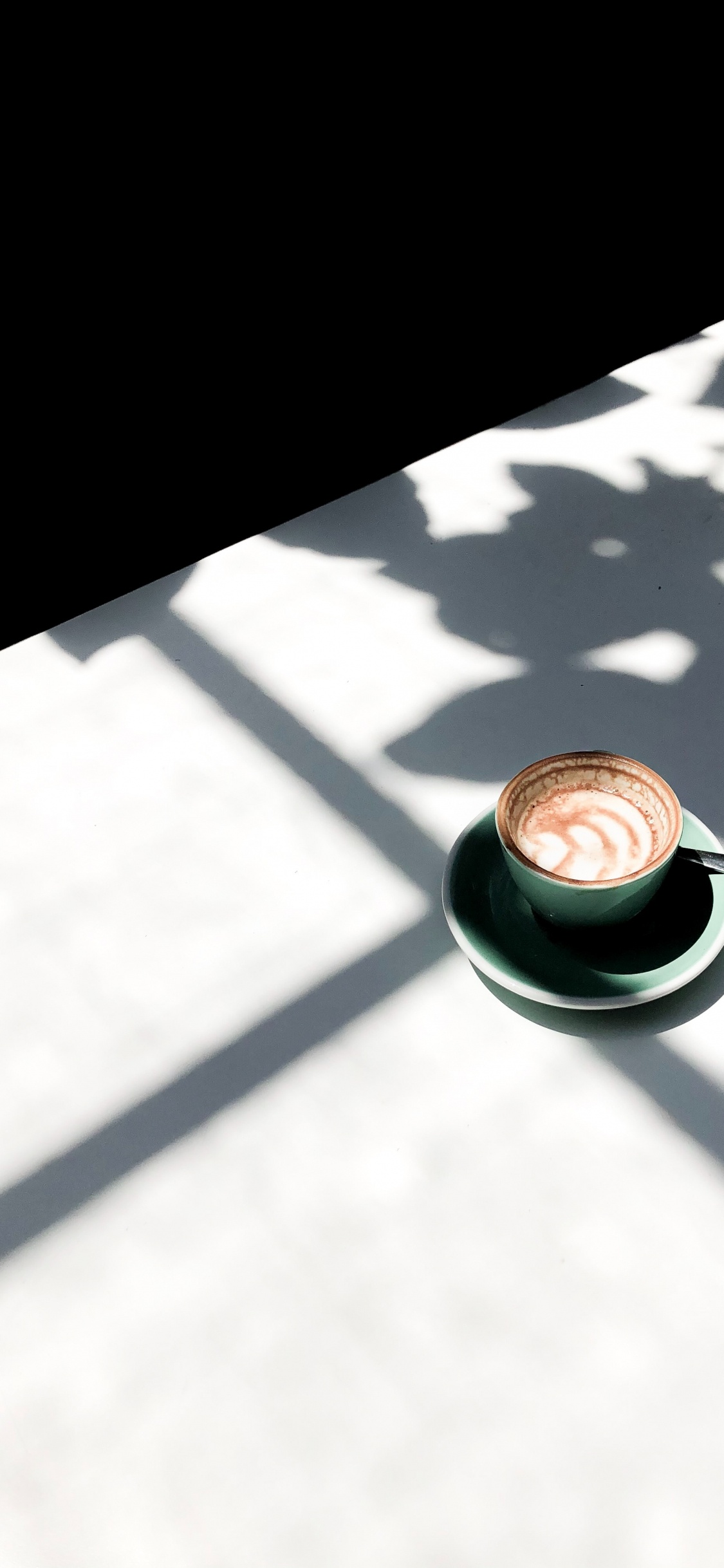 Обои тень, Чашки и стол, кофейная чашка, кофе, таблица в разрешении 1125x2436