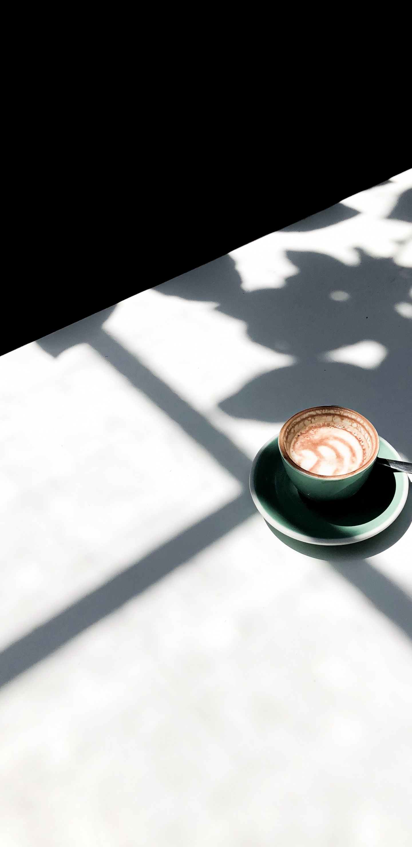 Обои тень, Чашки и стол, кофейная чашка, кофе, таблица в разрешении 1440x2960