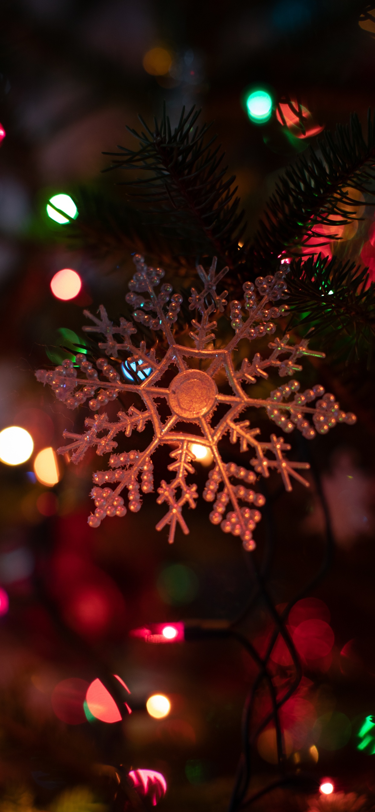 Обои Рождественские огни, Рождественский день, рождественский орнамент, освещение, орнамент в разрешении 1242x2688