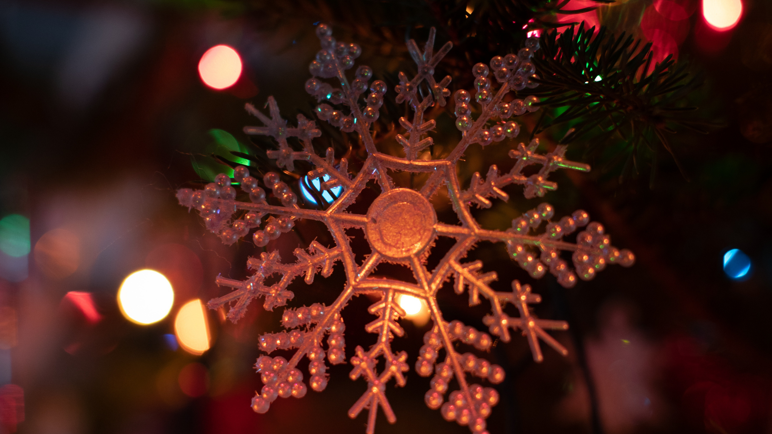 Обои Рождественские огни, Рождественский день, рождественский орнамент, освещение, орнамент в разрешении 2560x1440