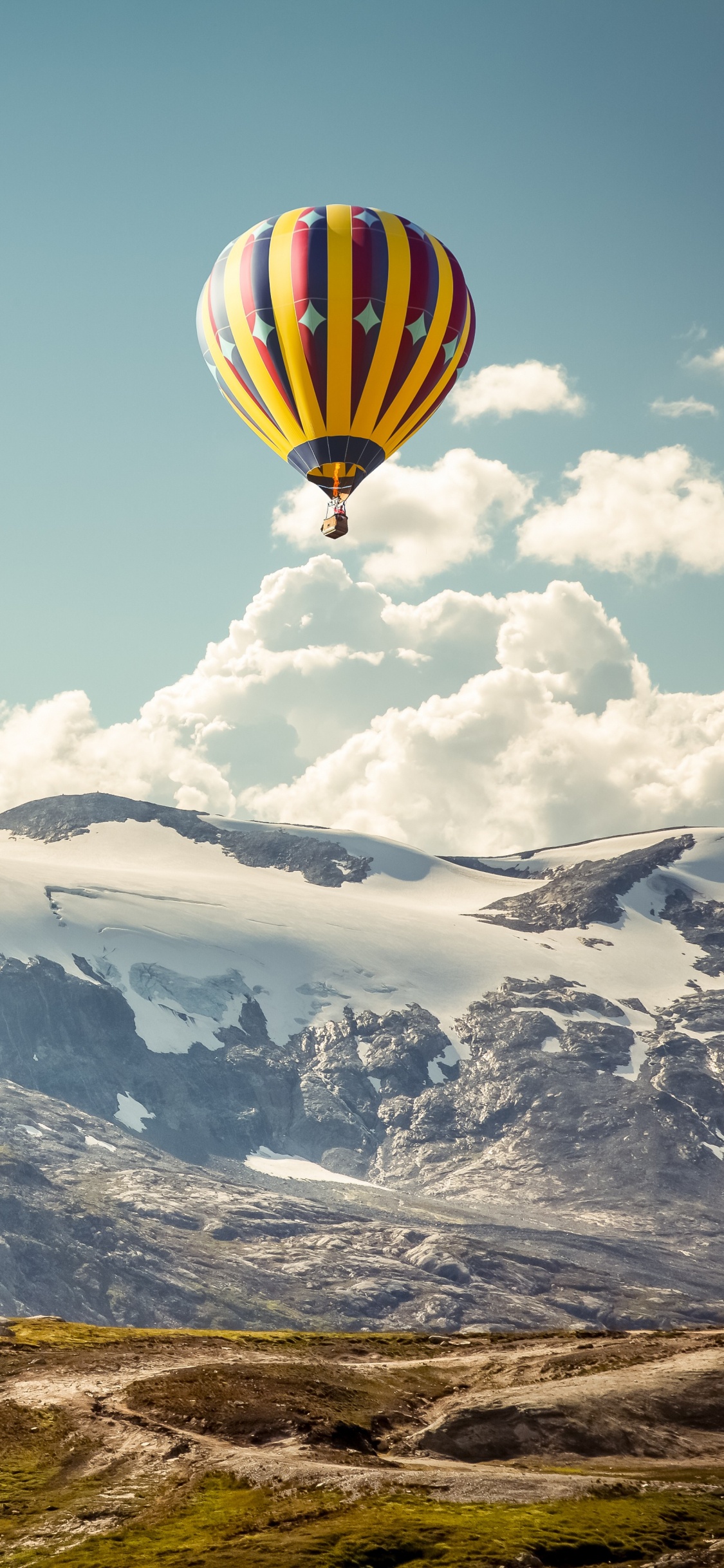 Обои полеты на воздушном шаре, воздушный шар, гора, горный хребет, облако в разрешении 1125x2436