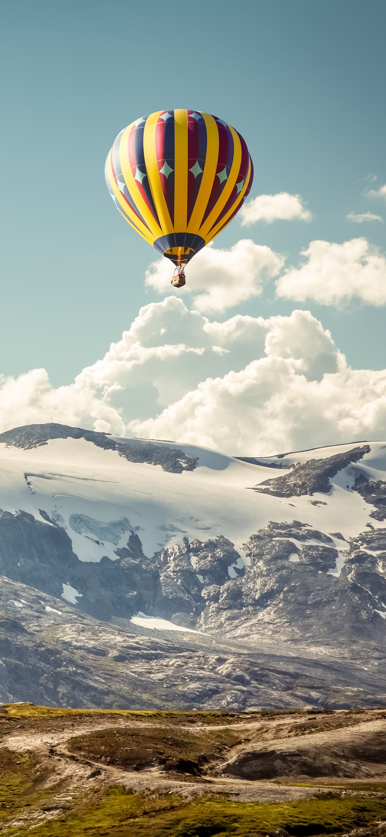 Обои полеты на воздушном шаре, воздушный шар, гора, горный хребет, облако в разрешении 1242x2688