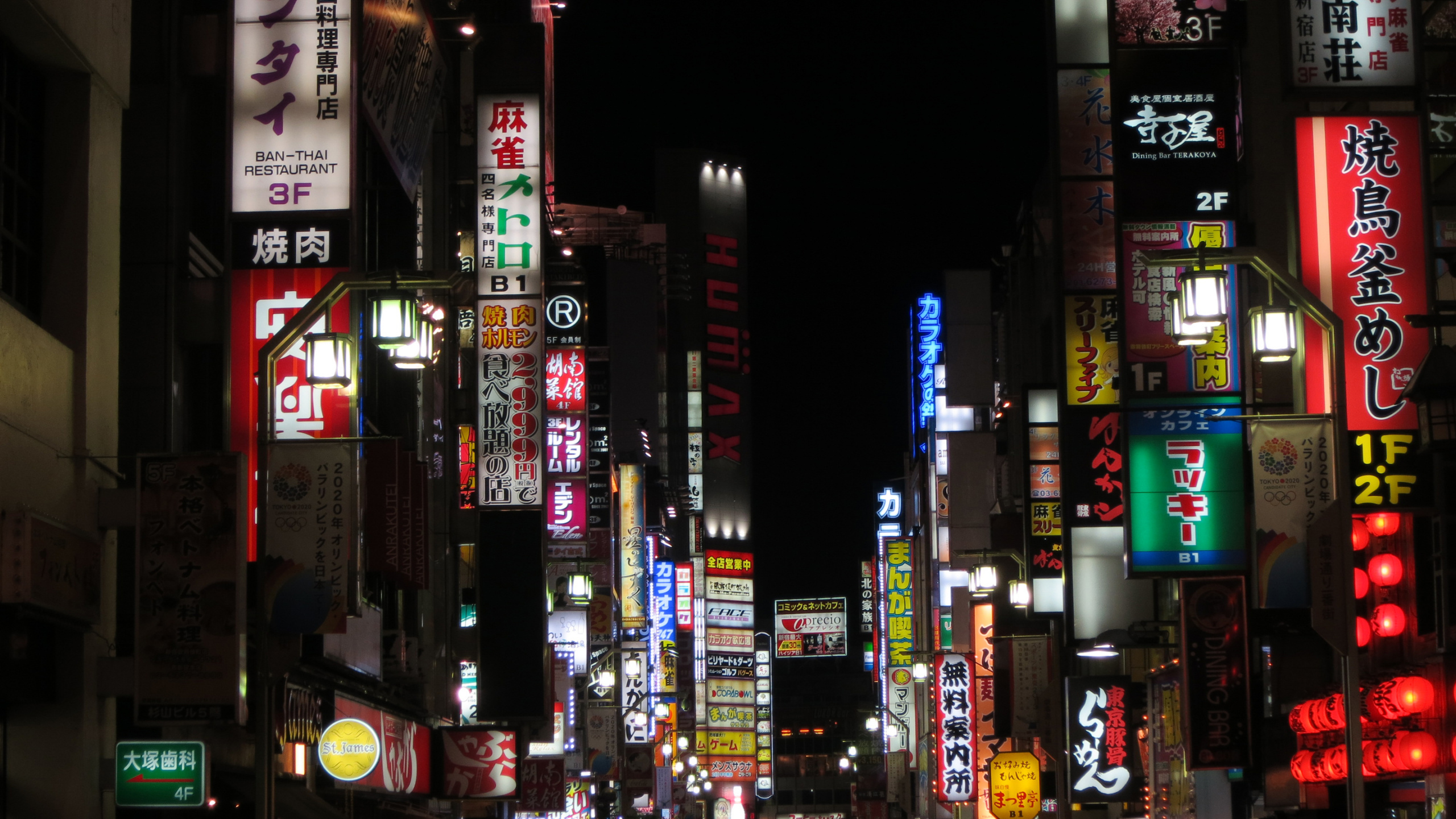 Обои метрополия, электронные табло, ночь, городской район, город в разрешении 2560x1440