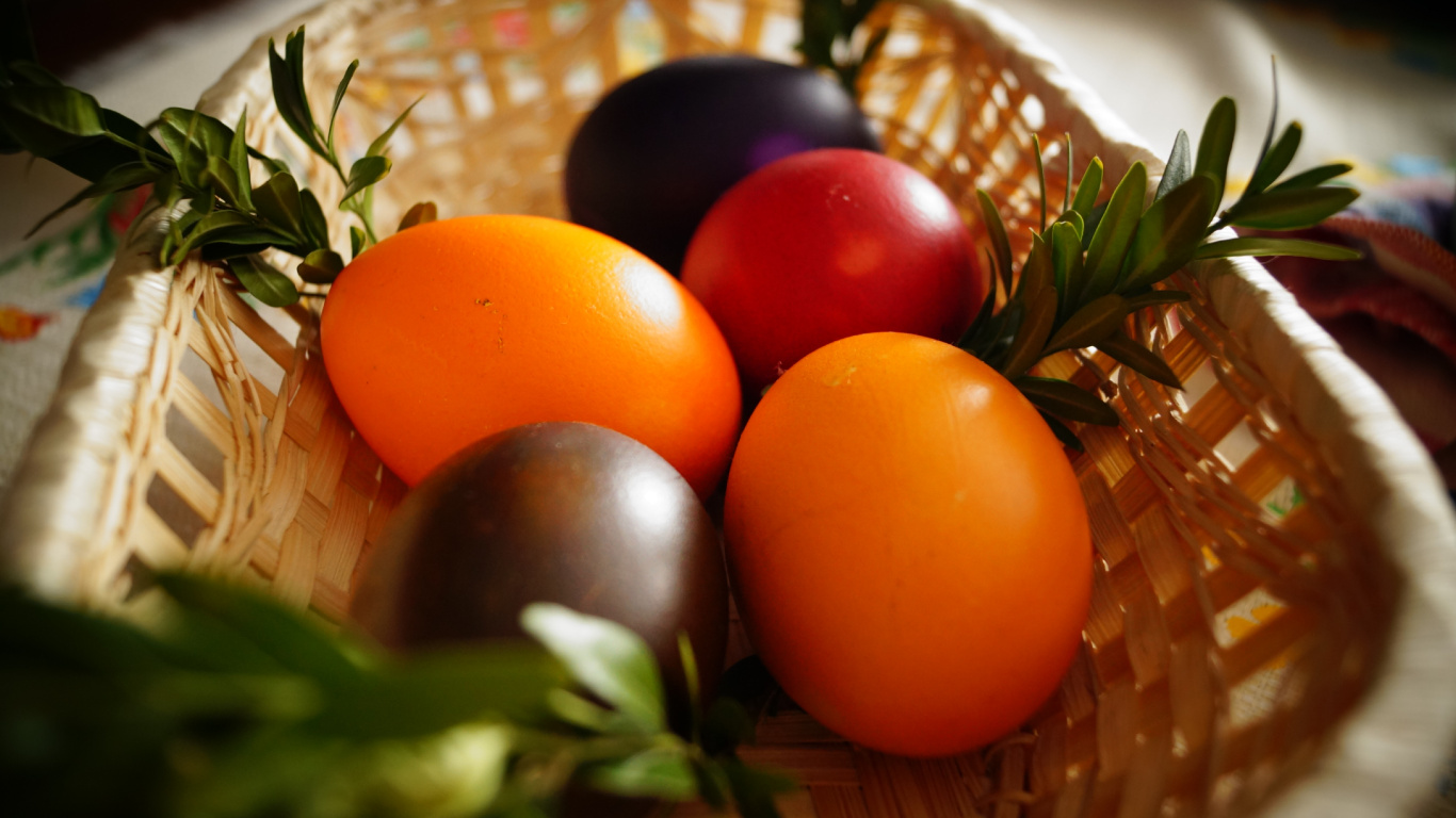 Обои пасхальное яйцо, пасхальная корзина, пища, яйцо, ингредиент в разрешении 1366x768