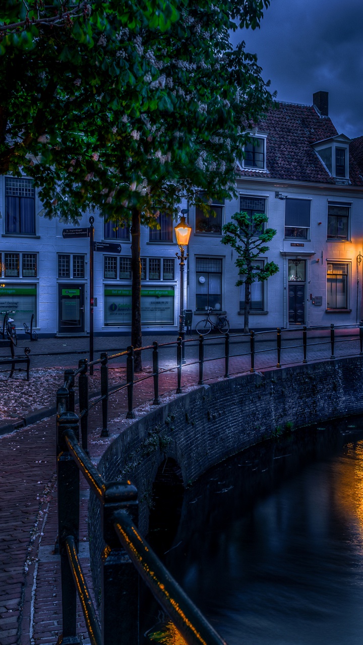 Обои Амерсфорт ночью, ночь, город, вода, водный путь в разрешении 720x1280