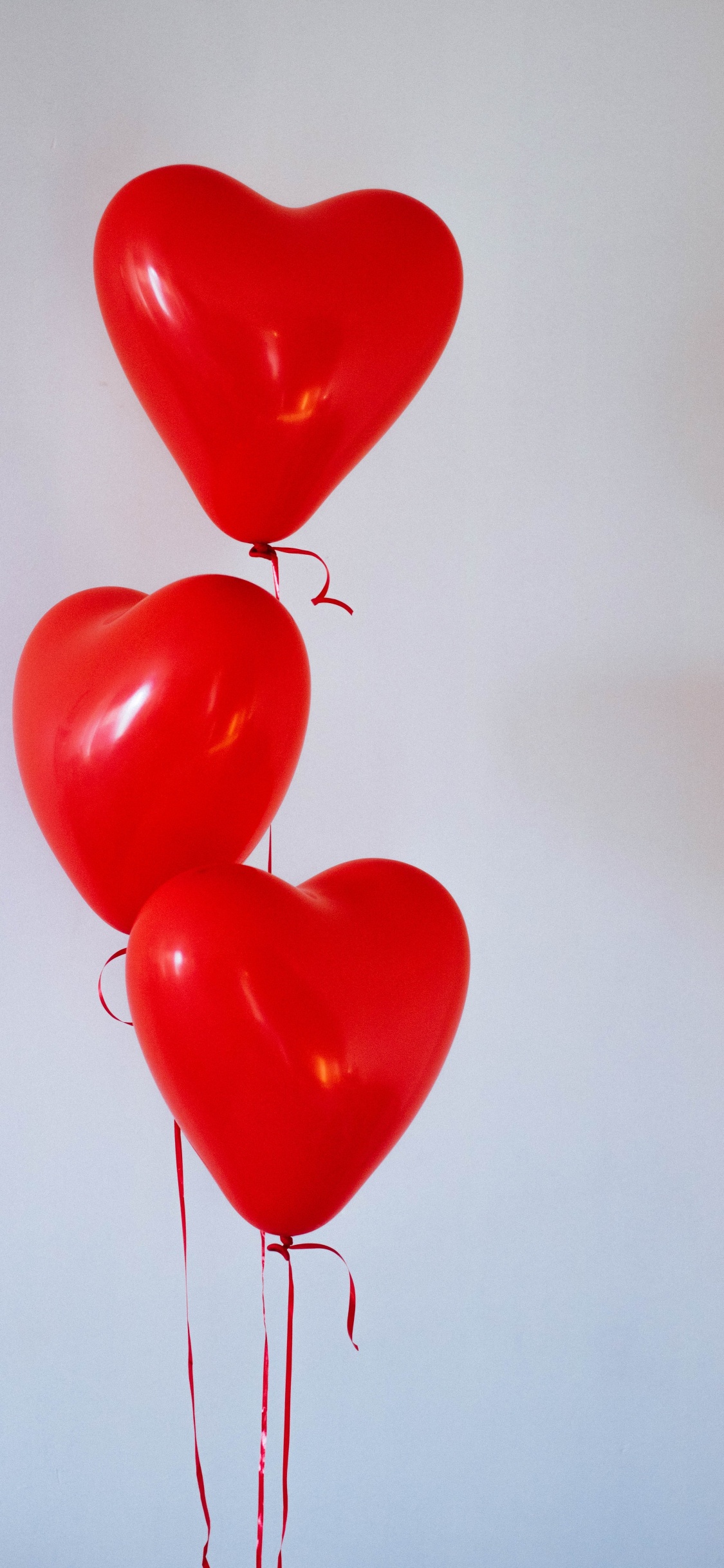 Обои воздушный шарик, День Святого Валентина, сердце, красный цвет, орган в разрешении 1125x2436