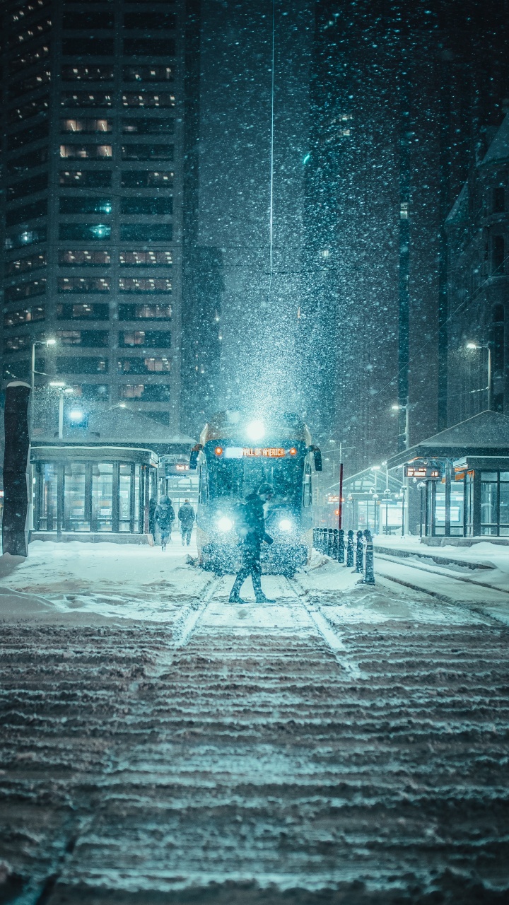 Обои снег, зима, ночь, зимний шторм, город в разрешении 720x1280