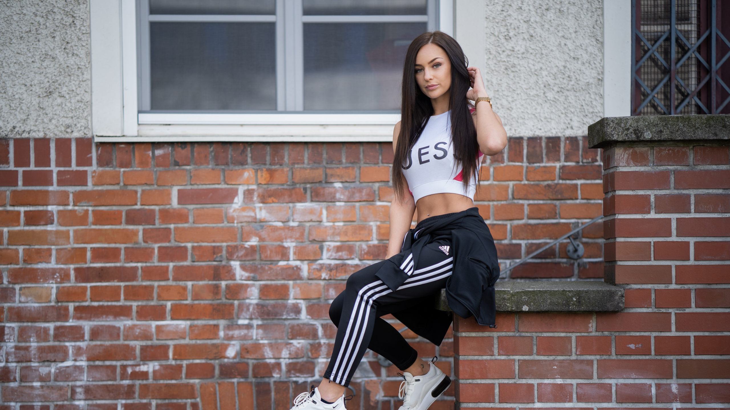 Обои кирпич, стена, красота, кирпичная кладка, Спортивная одежда в разрешении 2560x1440