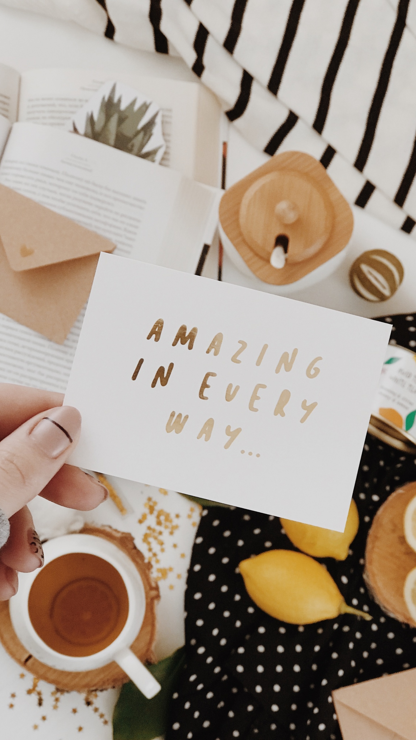 Обои дизайн, таблица, узор, кофейная чашка, каллиграфия в разрешении 1440x2560