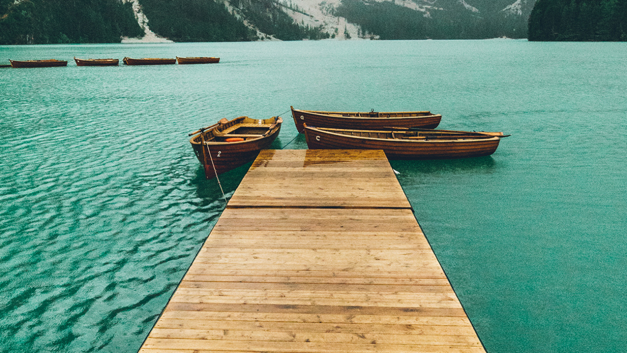 Обои смартфон, ios, древесина, горный рельеф, вода в разрешении 1280x720