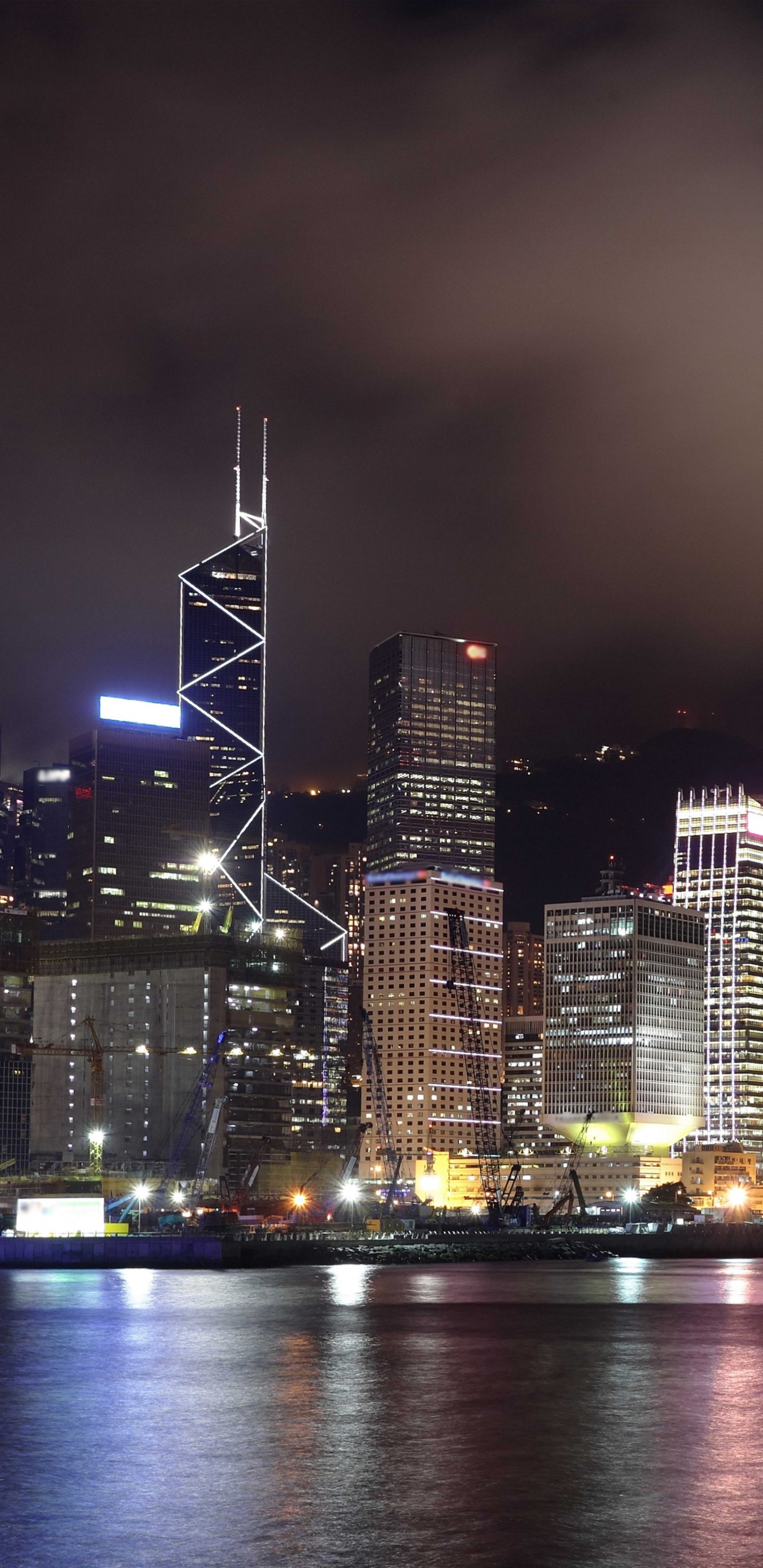 Обои небоскреб, ночь, городской пейзаж, линия горизонта, город в разрешении 1440x2960