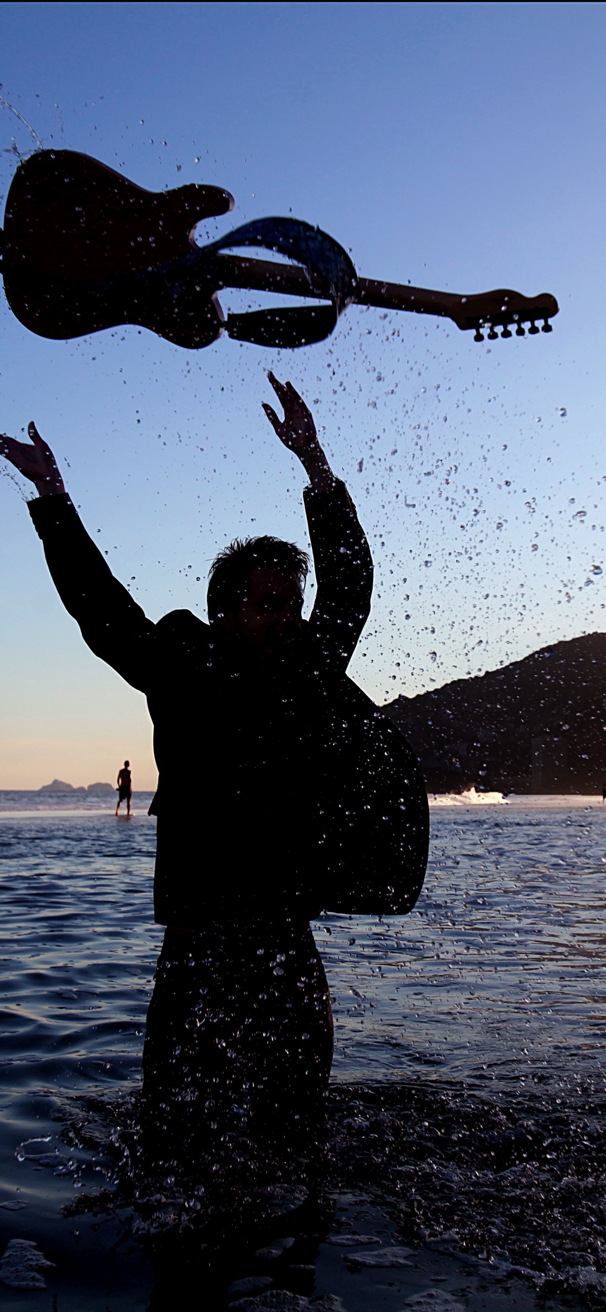 Обои гитара море, гитара, Люди в природе, вода, море в разрешении 1242x2688