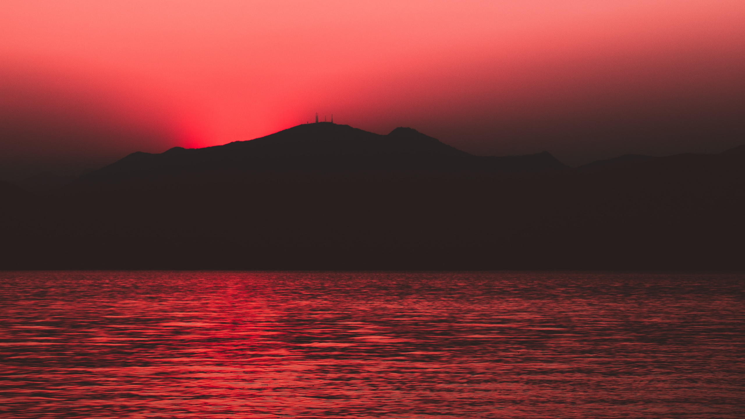 Обои горизонт, послесвечение, красный цвет, закат, море в разрешении 2560x1440