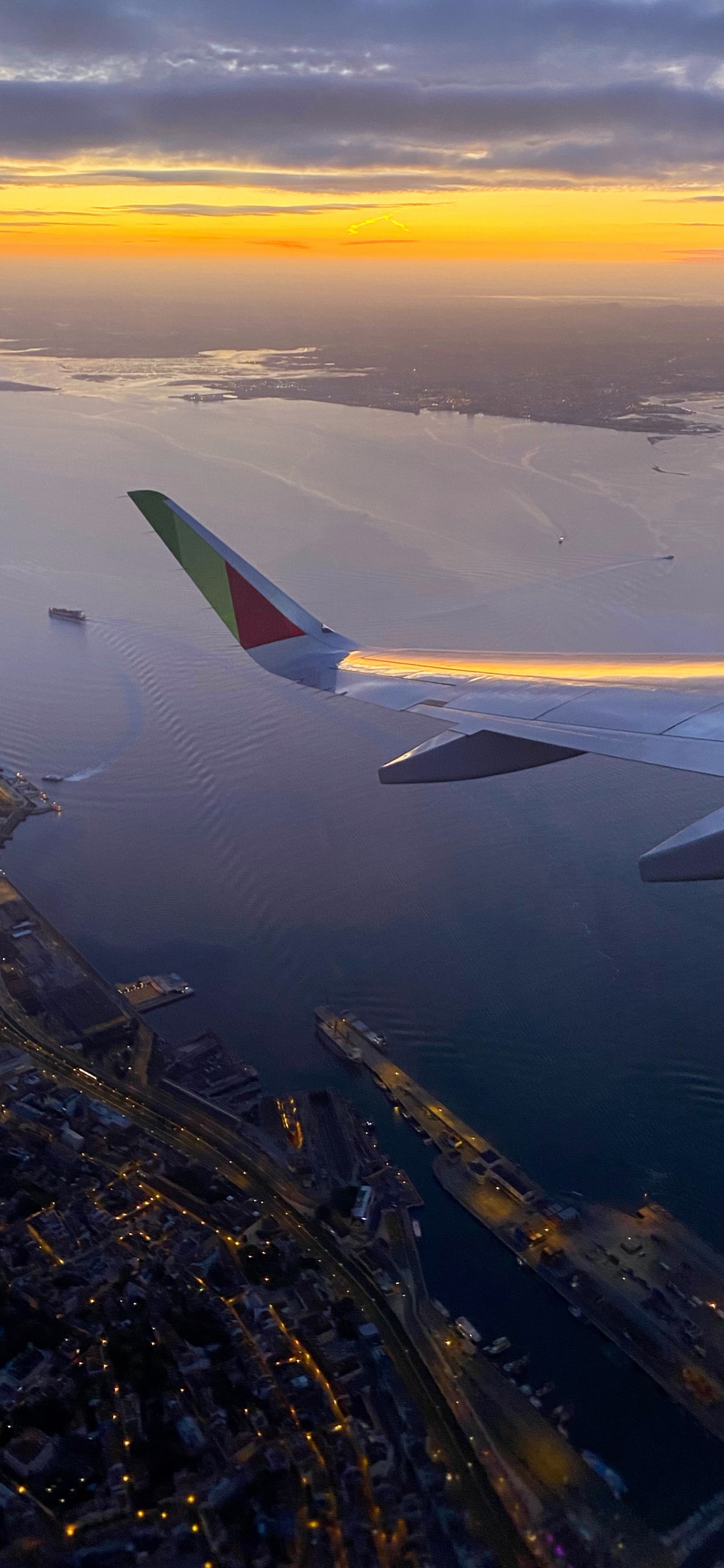 Обои полет, самолет, вода, узкофюзеляжный самолет, самолеты в разрешении 1242x2688