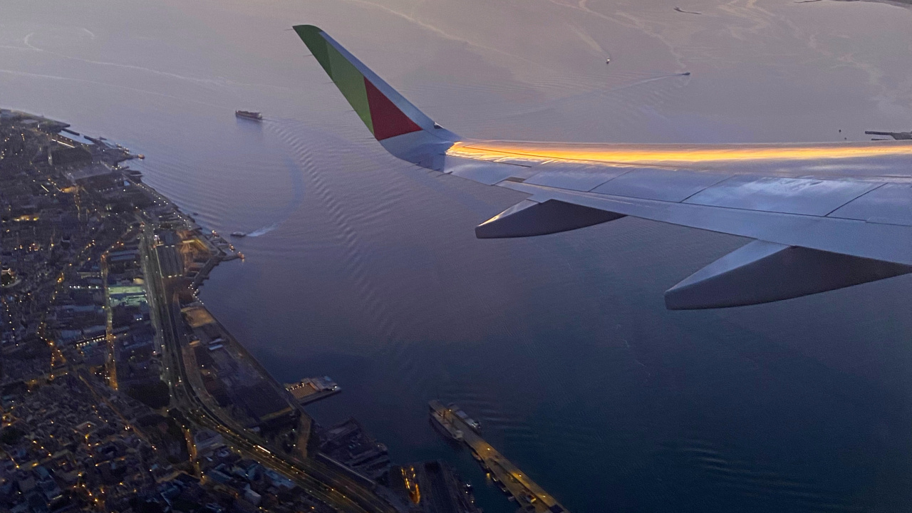 Обои полет, самолет, вода, узкофюзеляжный самолет, самолеты в разрешении 1280x720