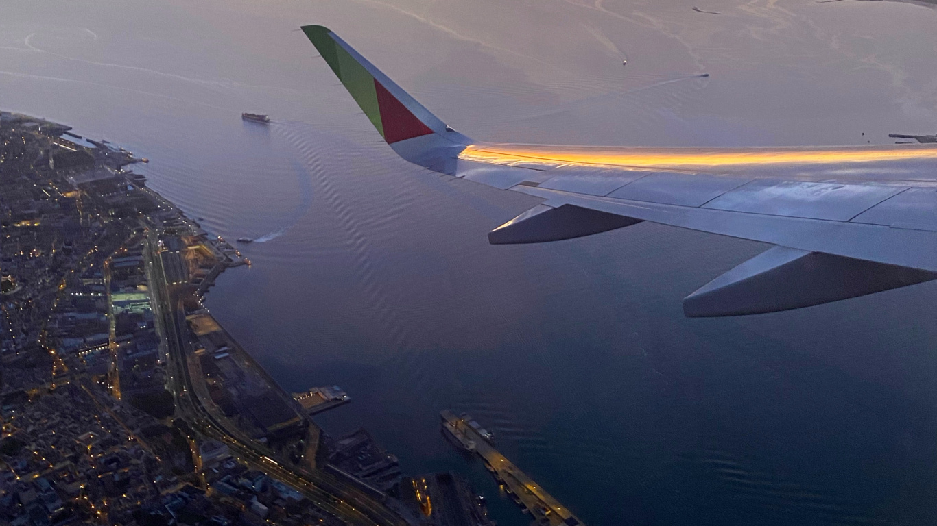 Обои полет, самолет, вода, узкофюзеляжный самолет, самолеты в разрешении 1366x768