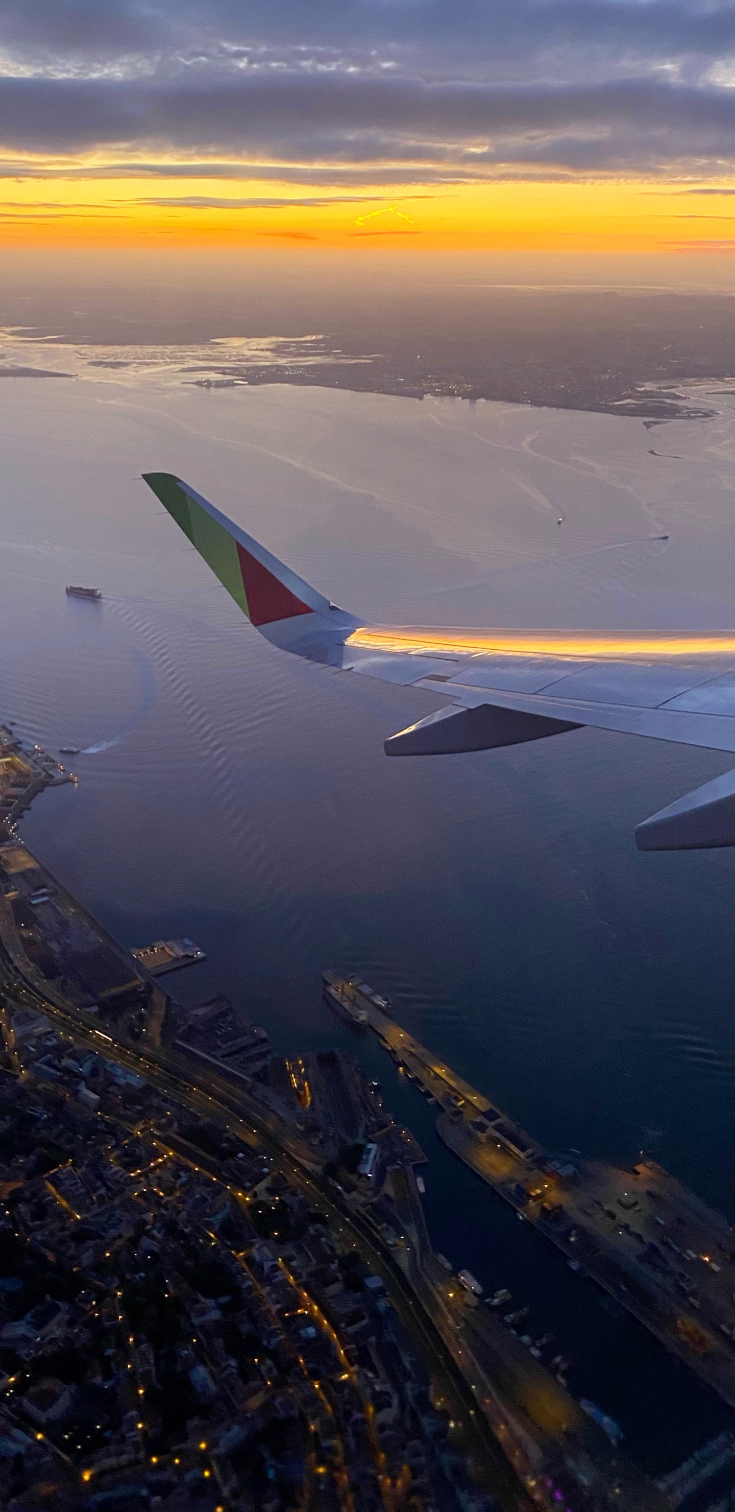 Обои полет, самолет, вода, узкофюзеляжный самолет, самолеты в разрешении 1440x2960