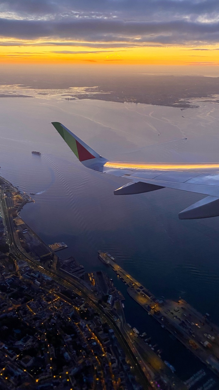 Обои полет, самолет, вода, узкофюзеляжный самолет, самолеты в разрешении 720x1280