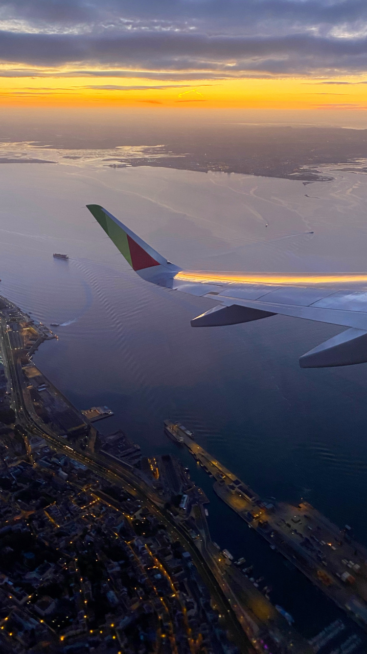 Обои полет, самолет, вода, узкофюзеляжный самолет, самолеты в разрешении 750x1334