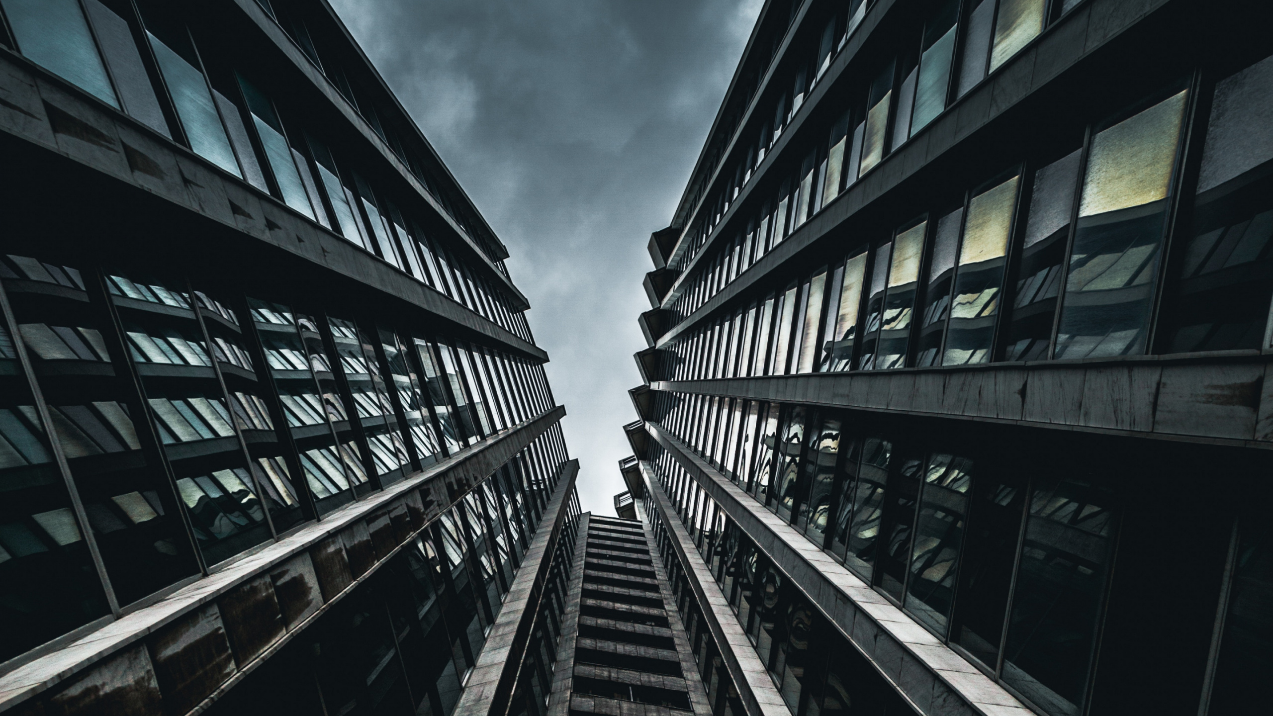 Обои архитектура, городской район, монохромный, симметрия, линия в разрешении 2560x1440