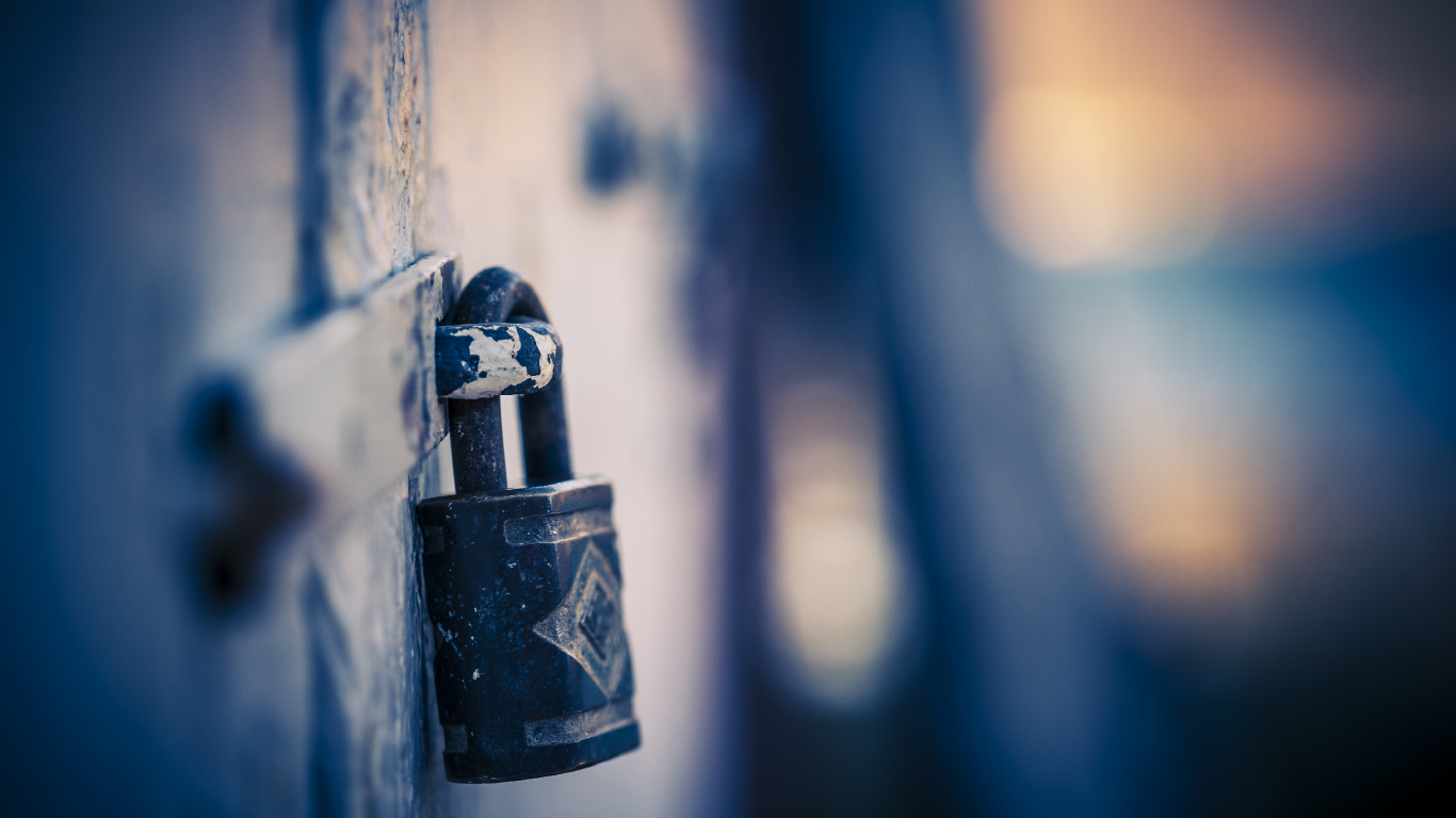 Обои замок навесной, Замок и ключ, синий, вода, свет в разрешении 1366x768