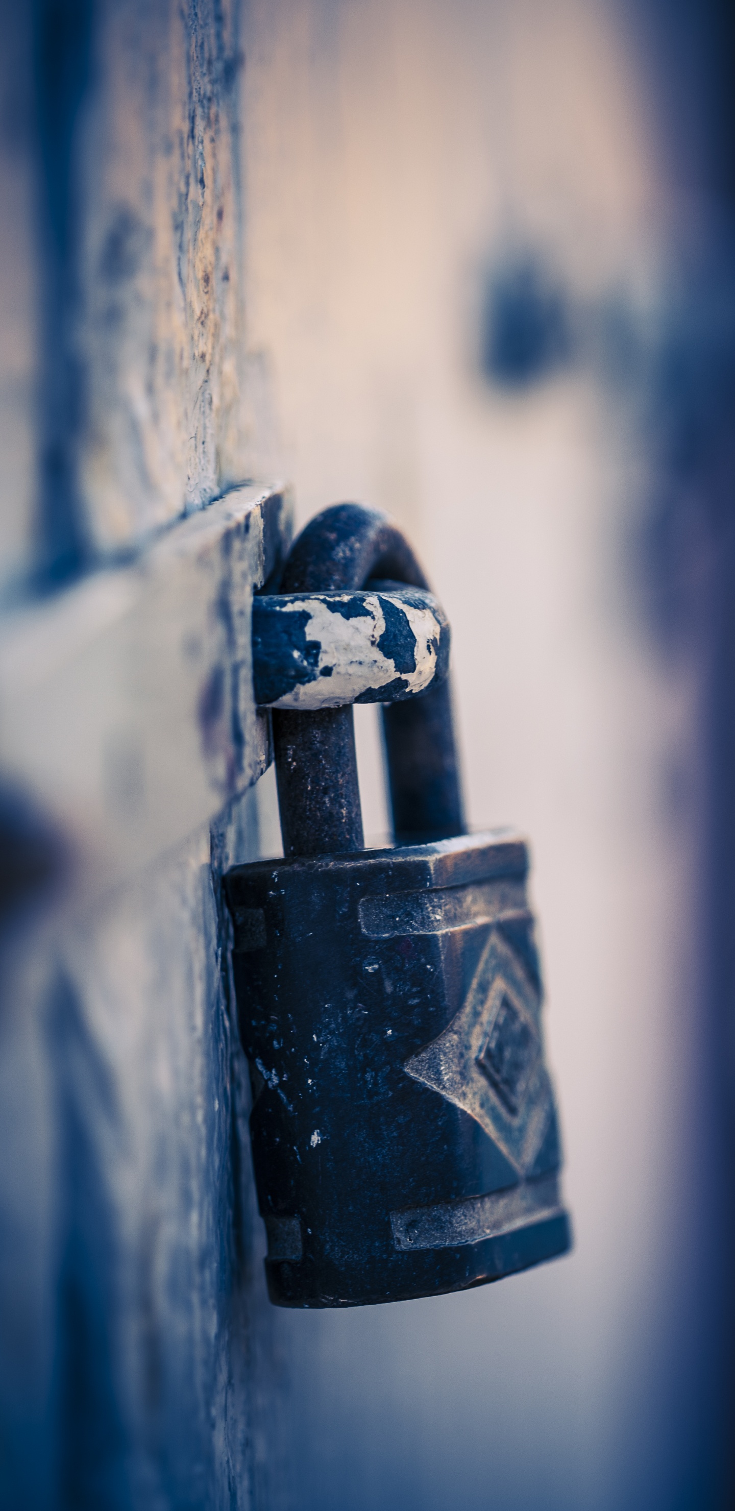 Обои замок навесной, Замок и ключ, синий, вода, свет в разрешении 1440x2960