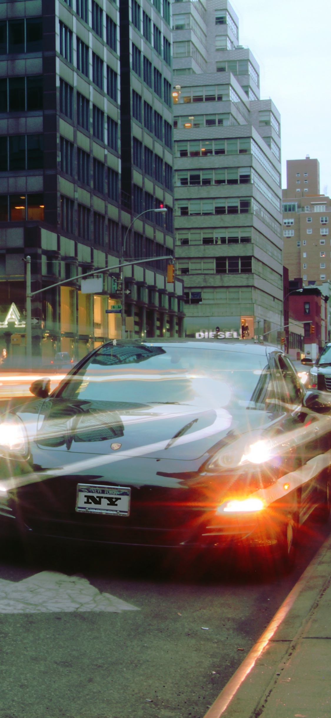 Обои авто, транспорт, деловой район, город, суперкар в разрешении 1125x2436