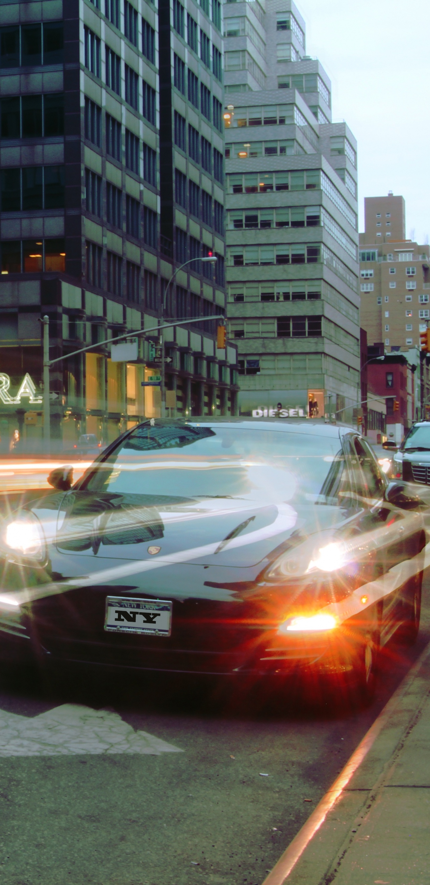 Обои авто, транспорт, деловой район, город, суперкар в разрешении 1440x2960