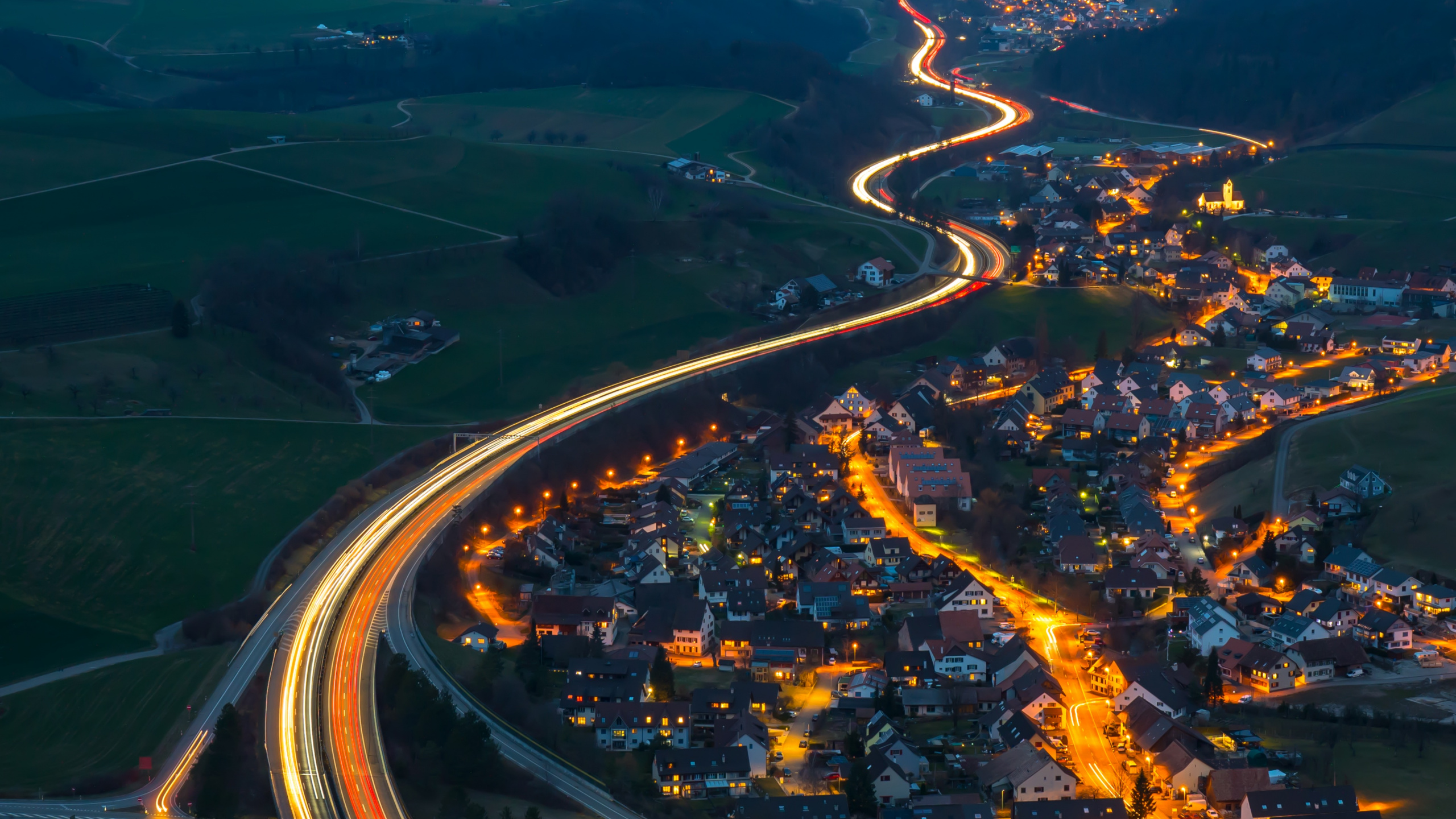 Обои трафик, свет, магистраль, небо, природный ландшафт в разрешении 2560x1440