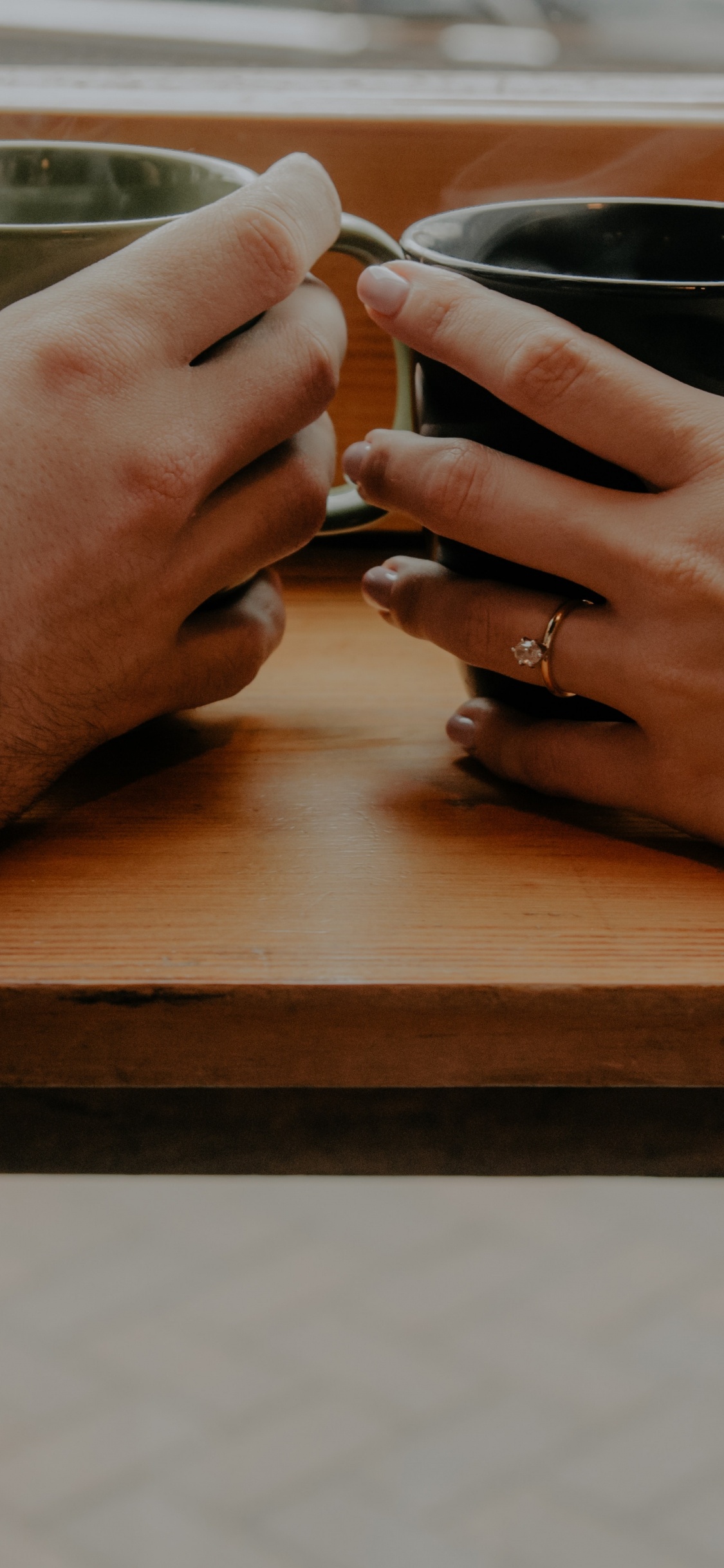 Обои кружка, чашка, палец, ноготь, древесина в разрешении 1125x2436