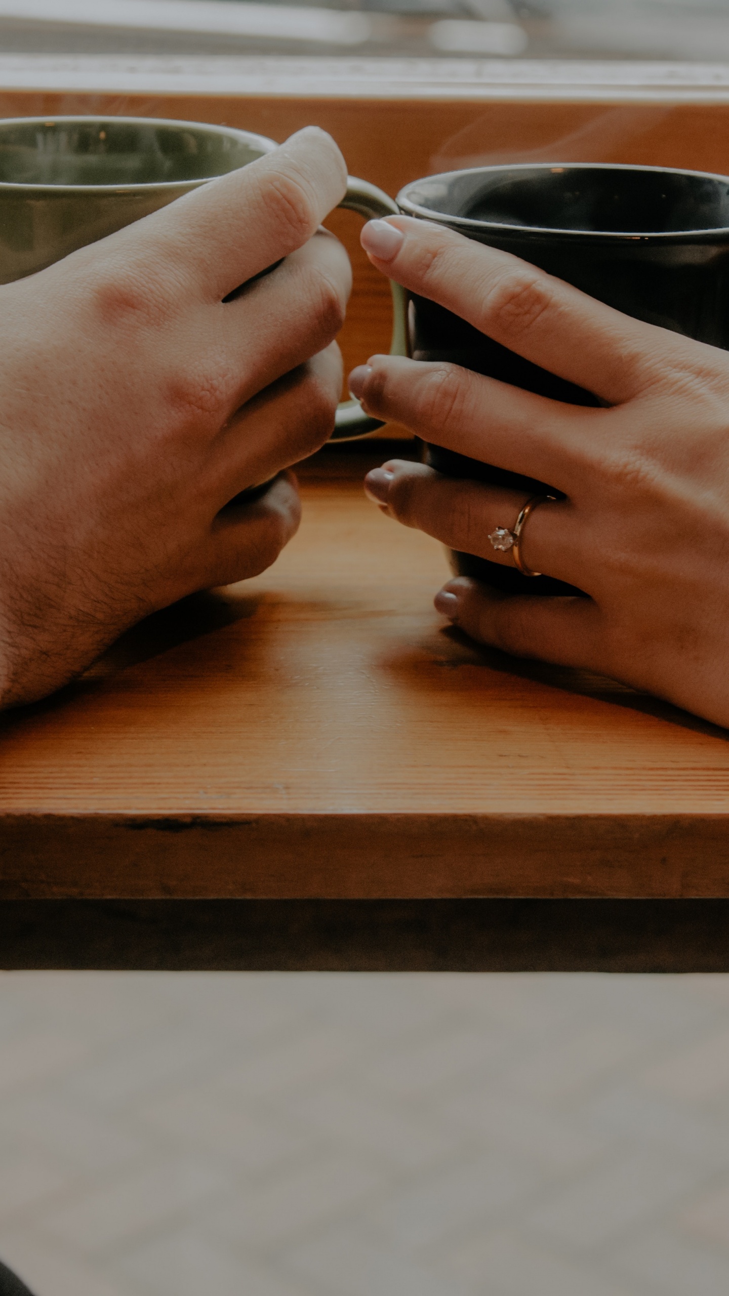 Обои кружка, чашка, палец, ноготь, древесина в разрешении 1440x2560