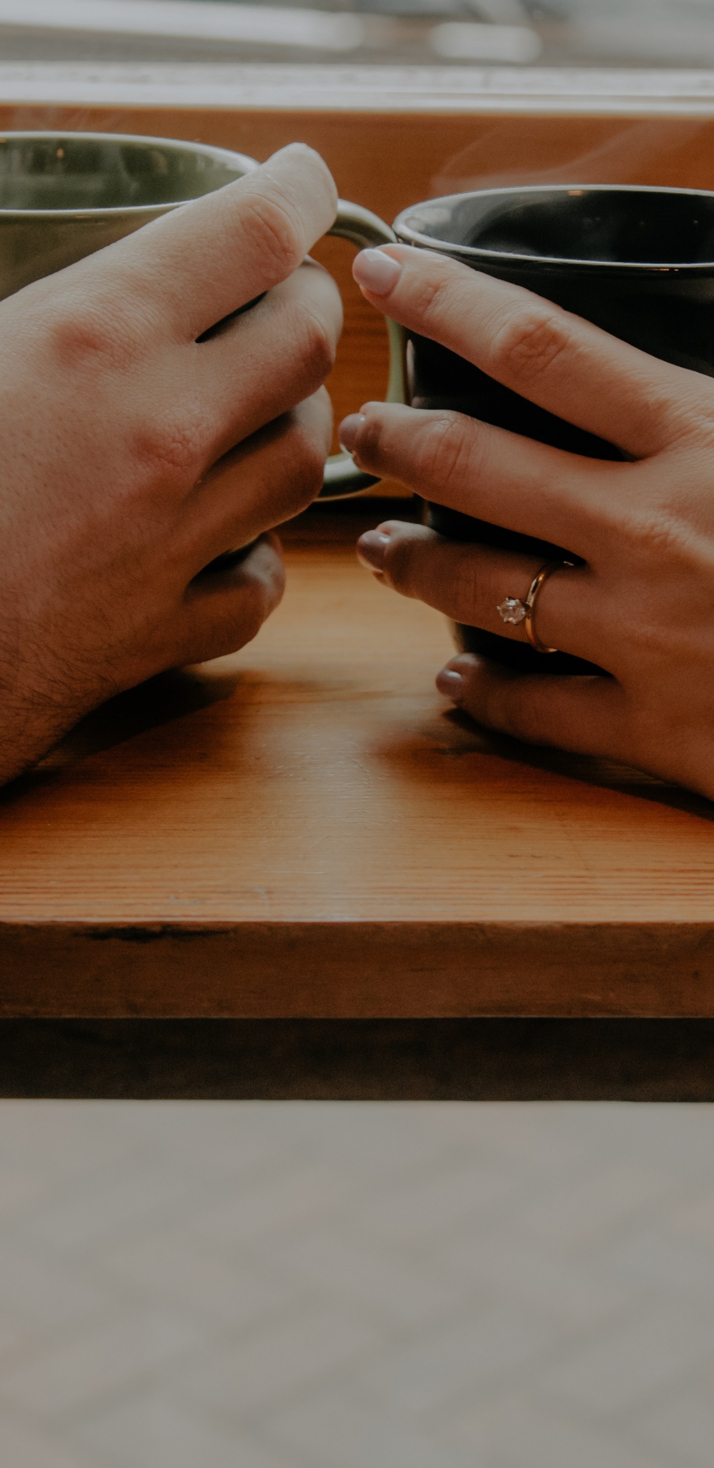 Обои кружка, чашка, палец, ноготь, древесина в разрешении 1440x2960